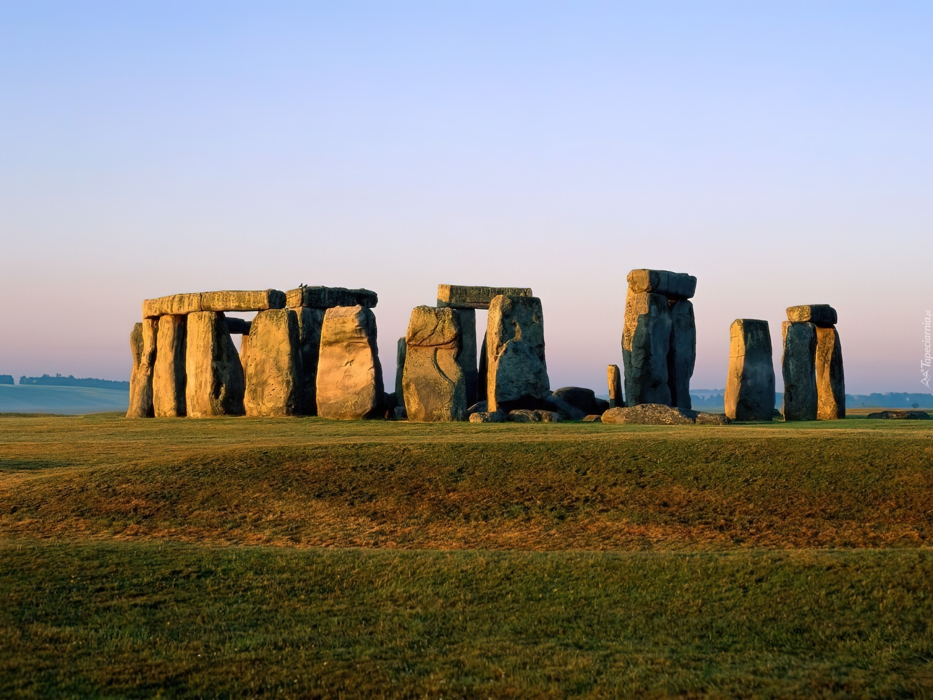 The famous stonehenge. Стоунхендж Англия. Камни Стоунхендж. Турецкий Стоунхендж. Чудеса света камни Стоунхенджа.