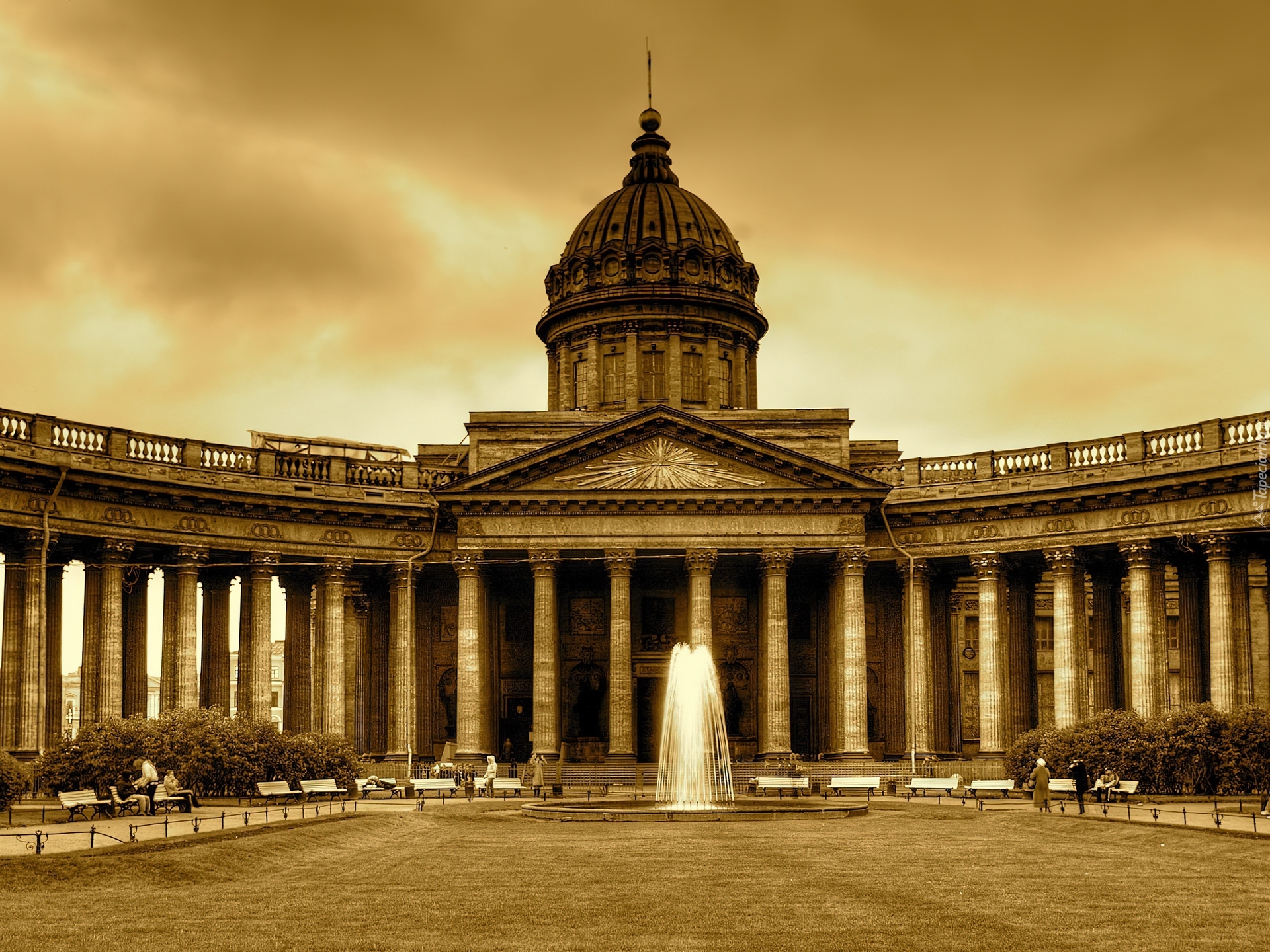 Мир классицизм. Колоннада Казанского собора в Санкт-Петербурге.