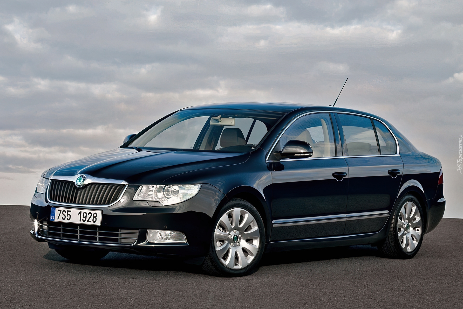 Czarny, Skoda Superb, Chmury