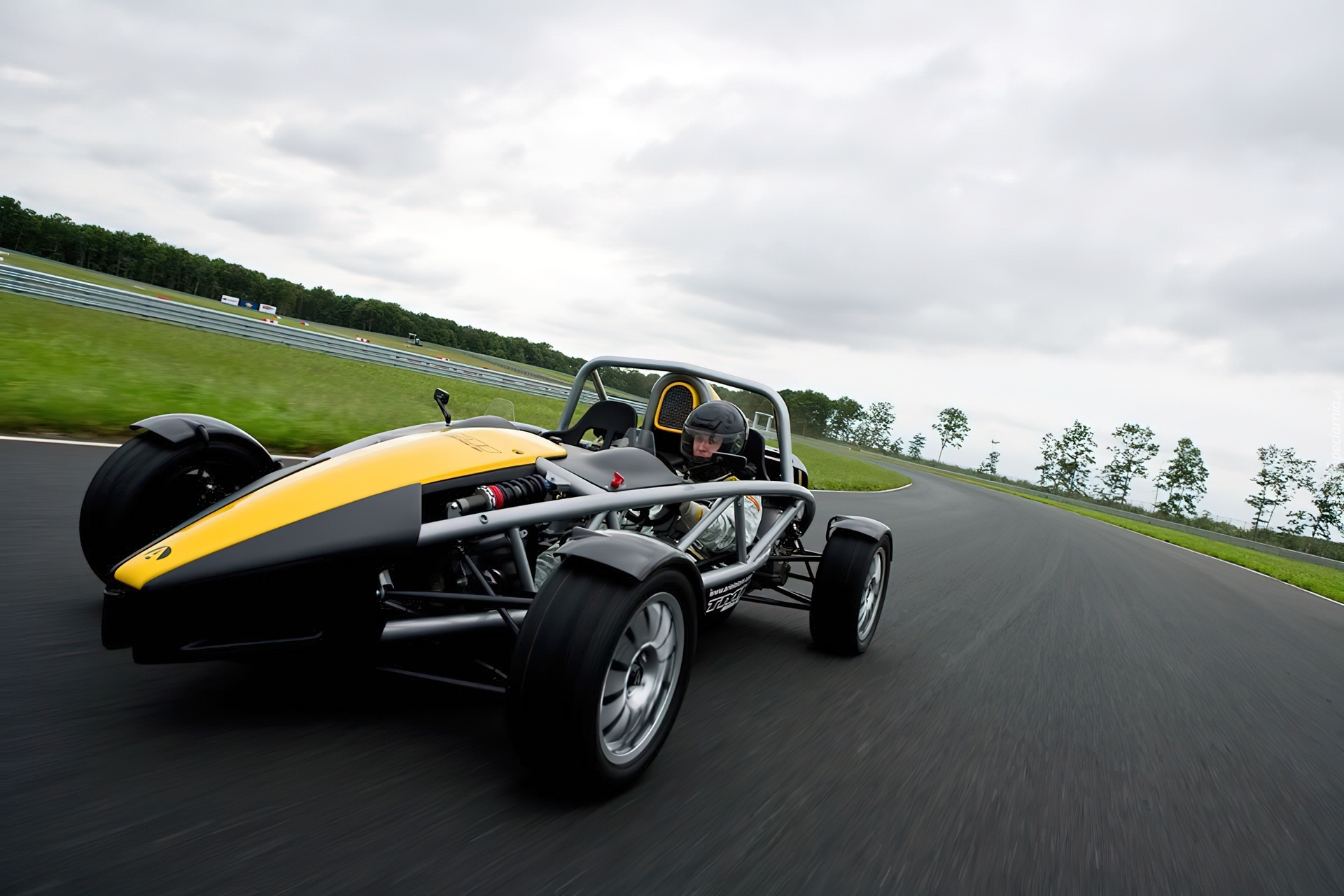 Przód, Ariel Atom, Kierowca