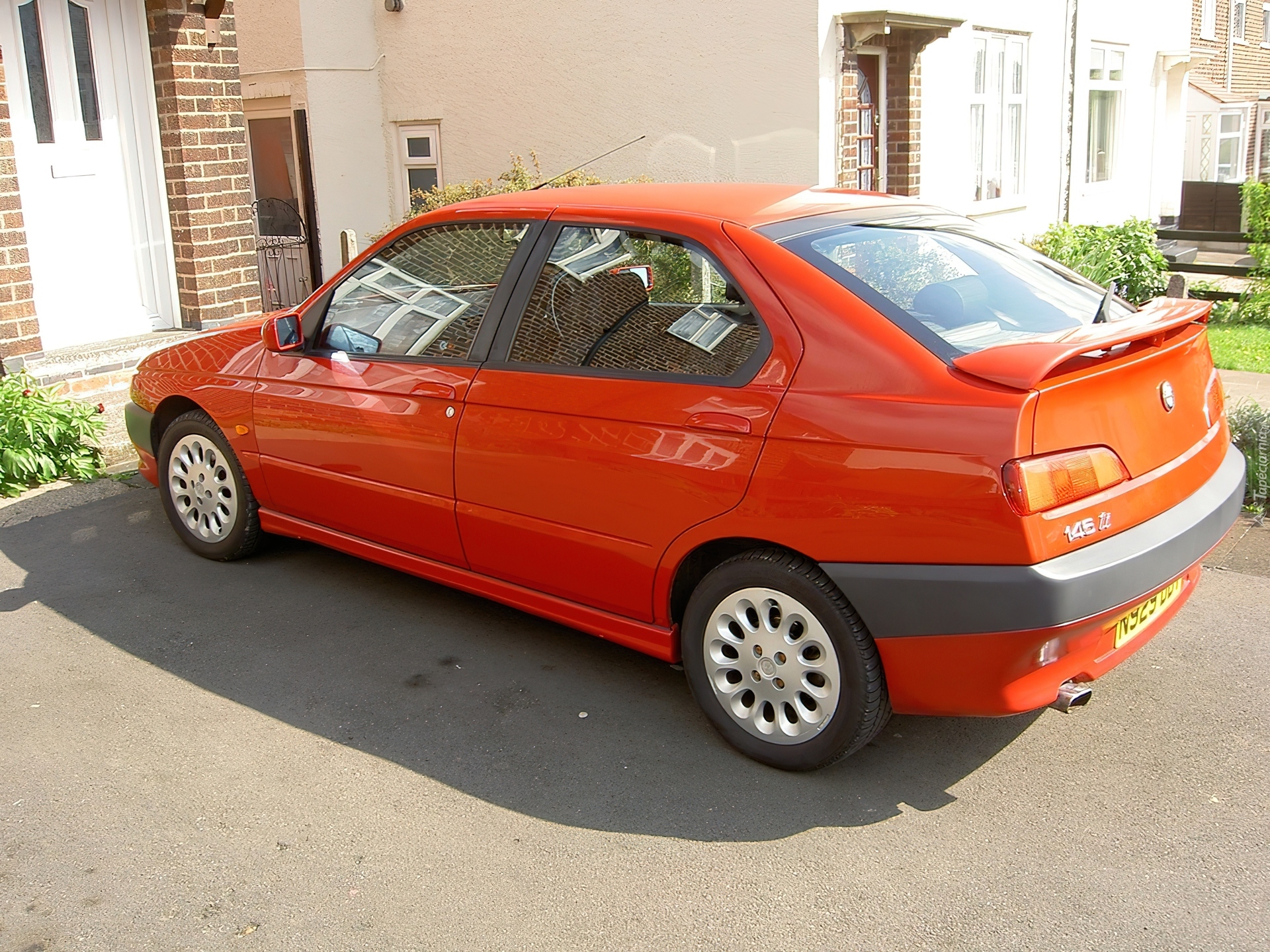 Czerwona, Alfa Romeo 146, Drzwi