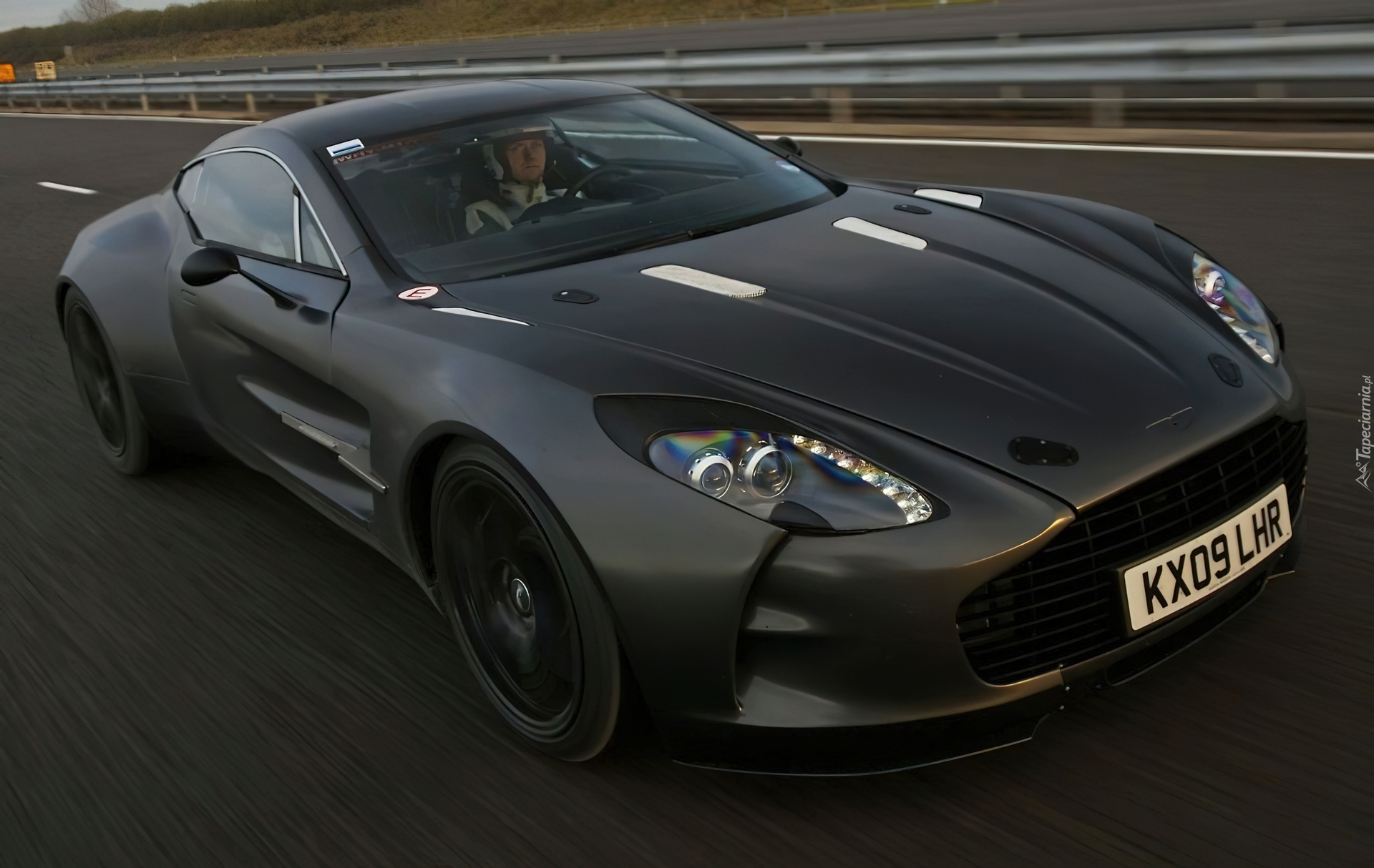 Czarny, Aston Martin One-77, Tor