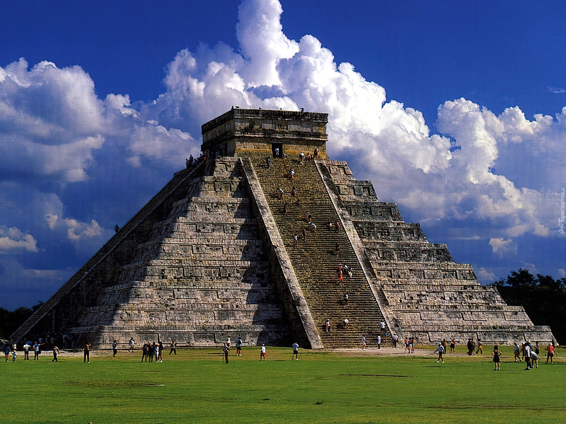 Достопримечательности каждой страны. Пирамида Майя Чичен-ица Майя. Пирамида Кукулькана Мексика. Пирамиды Чичен-ица в Мексике. Чичен ица чудо света.