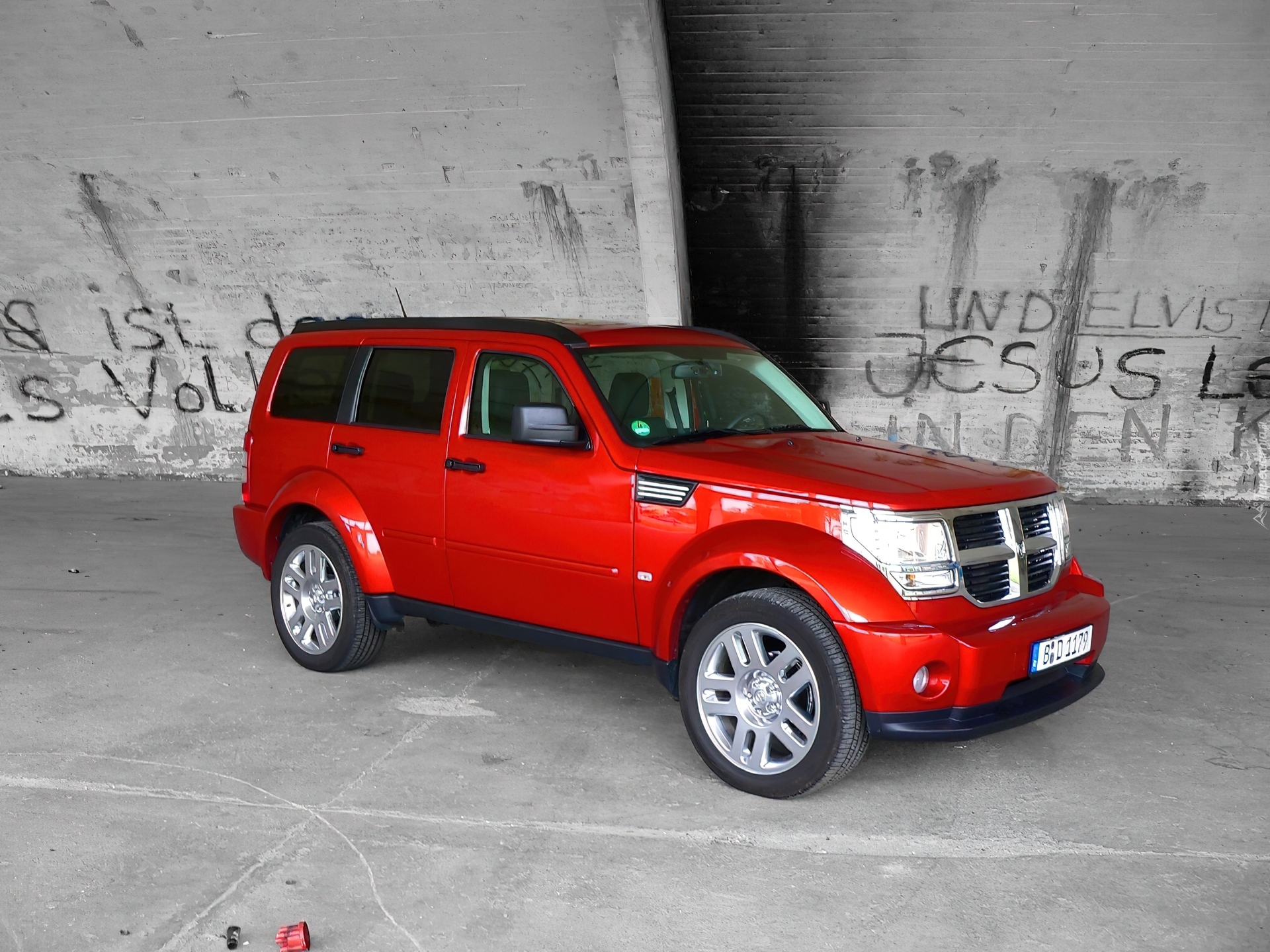 Czerwony, Dodge Nitro, Graffiti