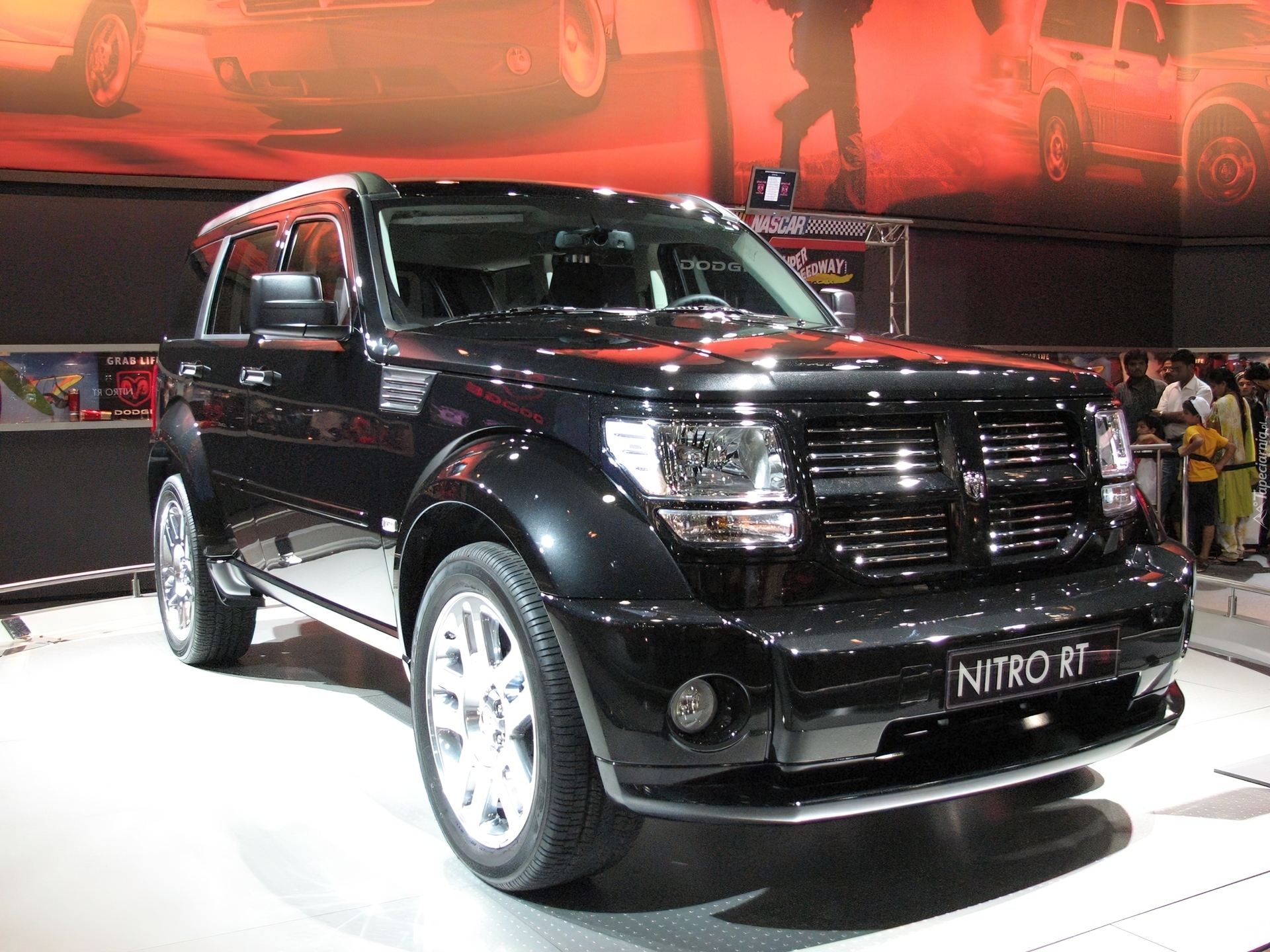 Debiut, Dodge Nitro, Wystawa