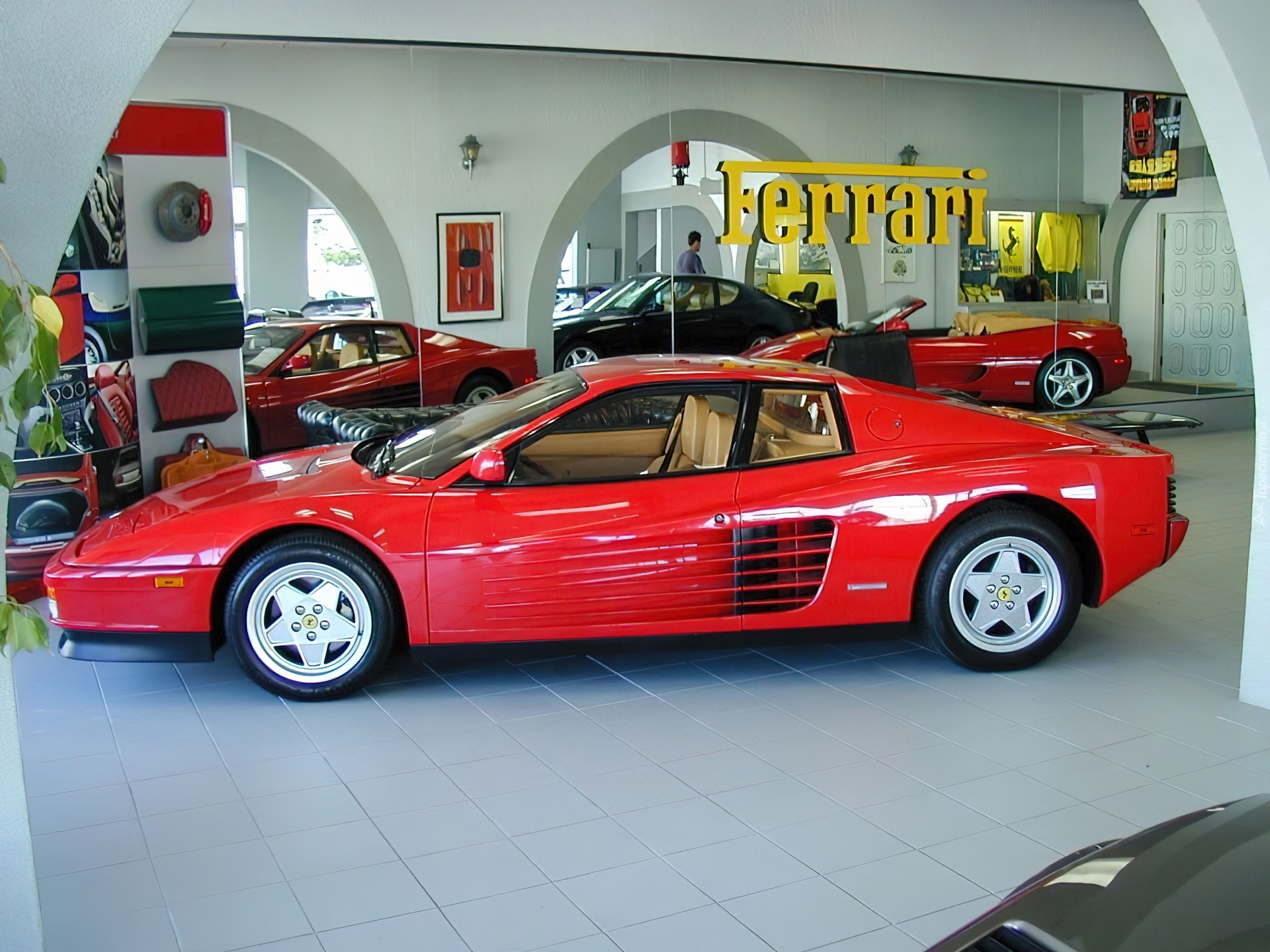 Ferrari Testarossa, Salon