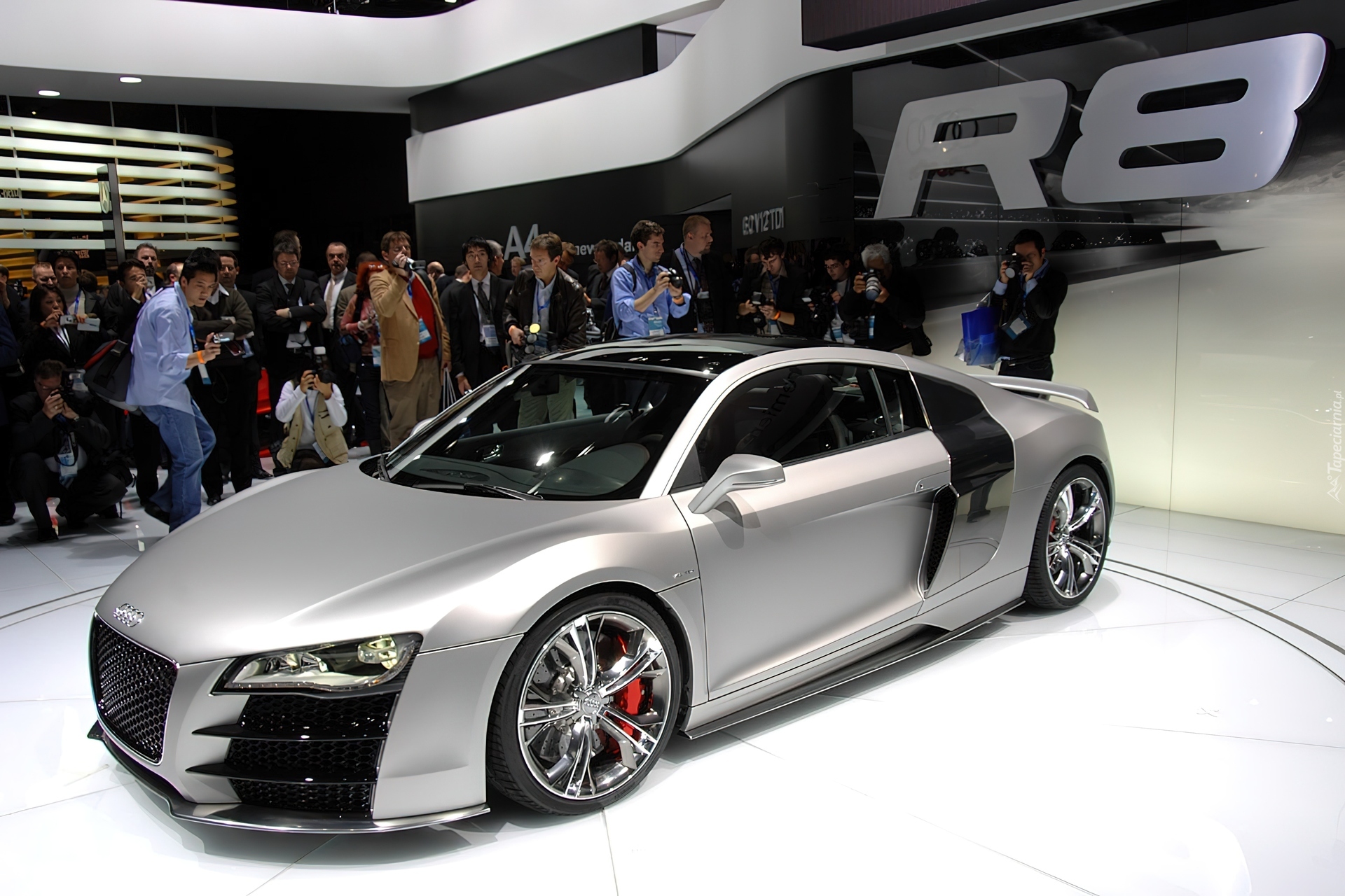 Debiut, R8