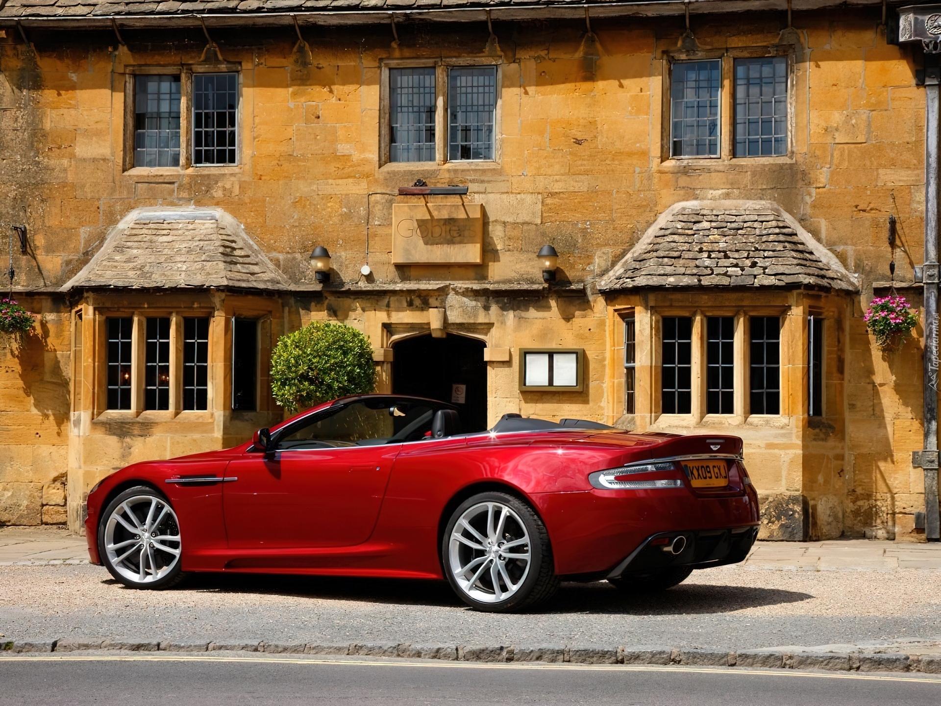 Aston Martin DBS Volante, Super, Samochód