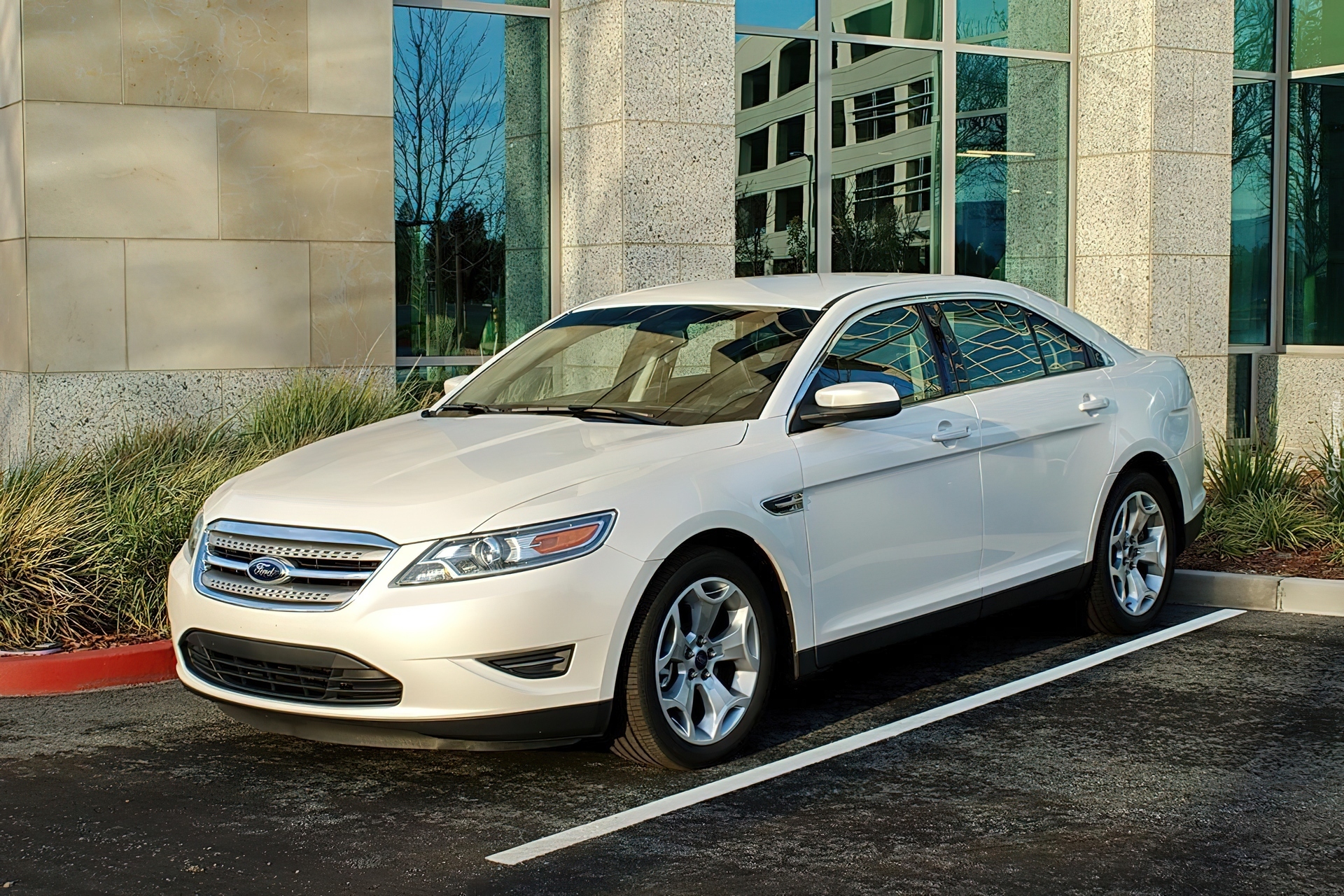 Biały, Ford Taurus, Parking