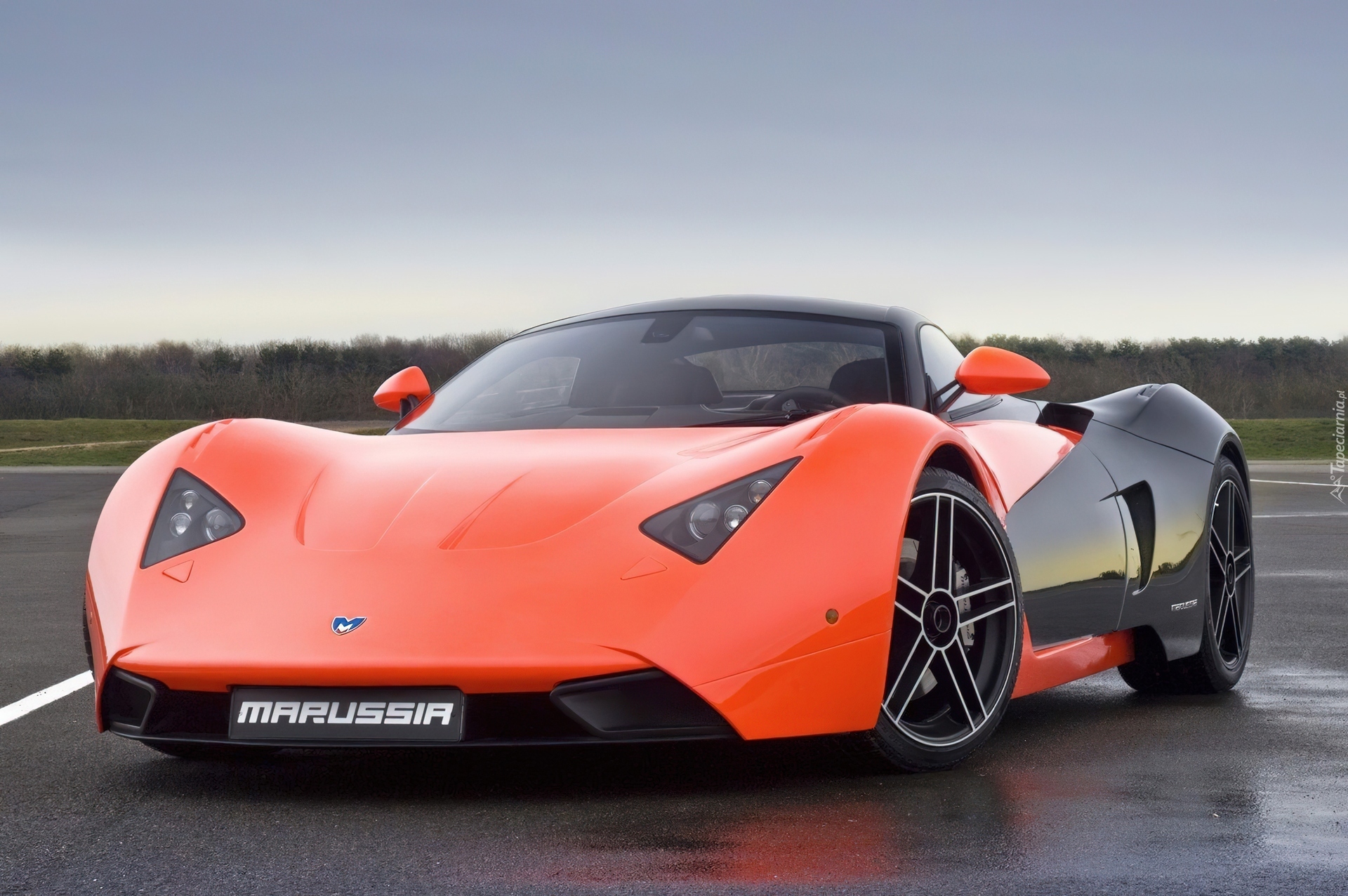 Pomarańczowo, Czarna, Marussia B1