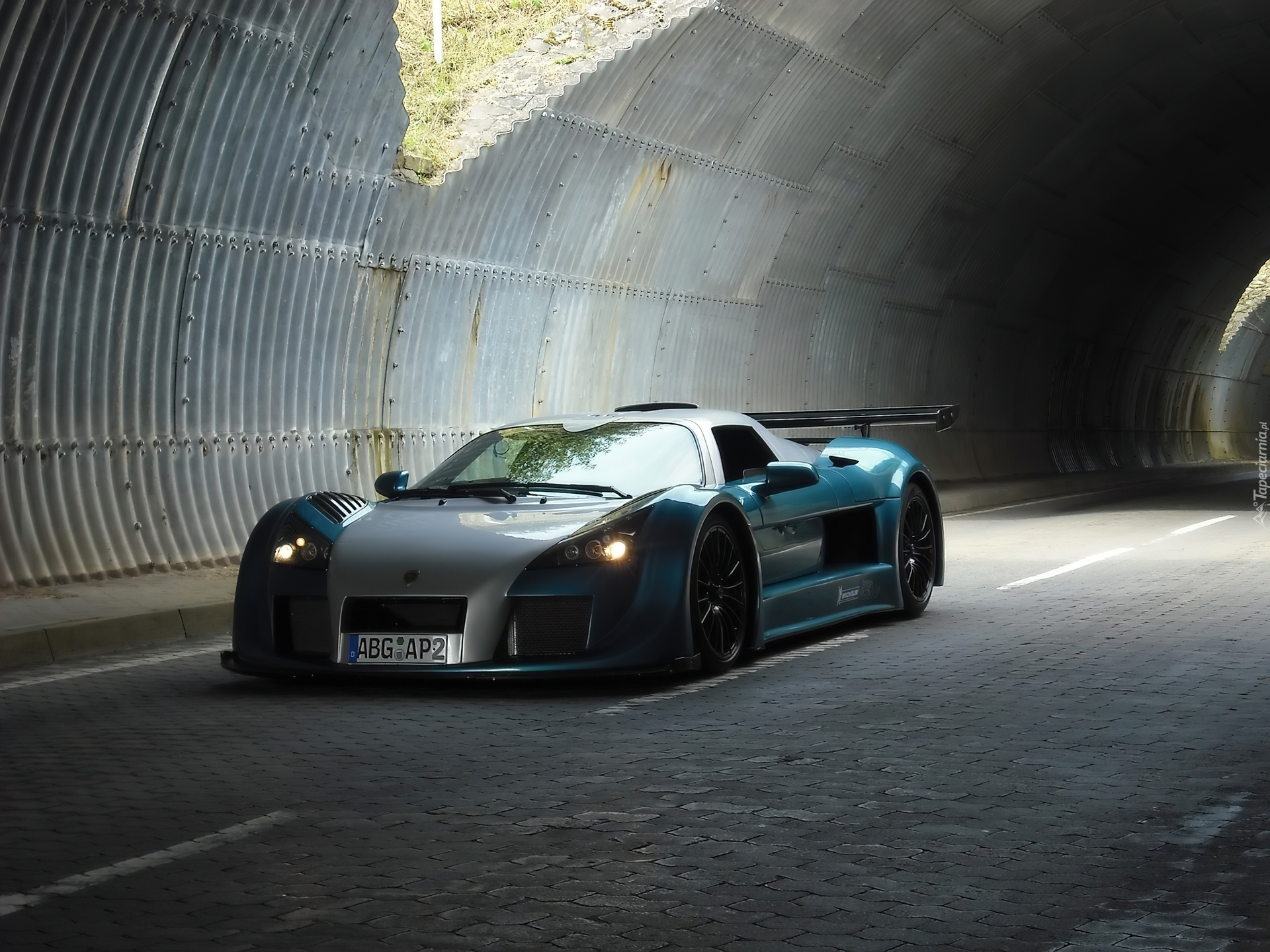 синий спортивный автомобиль Gumpert Apollo загрузить