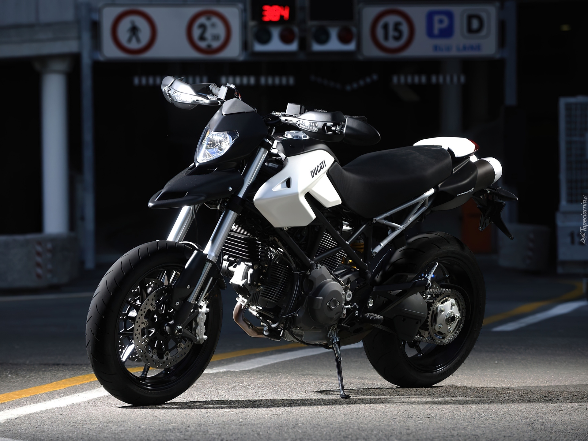 Ducati Hypermotard 1100, Łańcuch, Opony