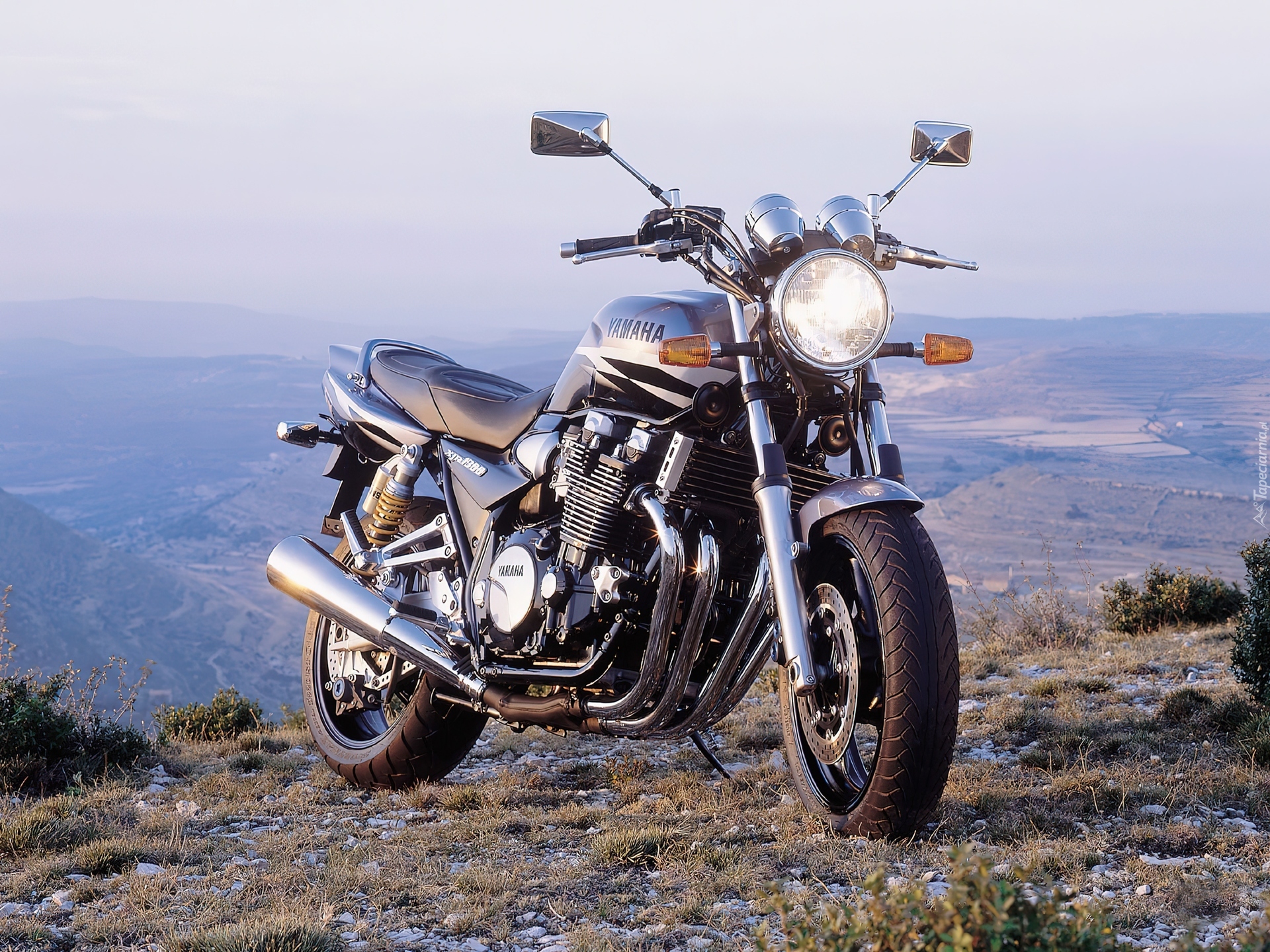 Yamaha XJR1300, Naked