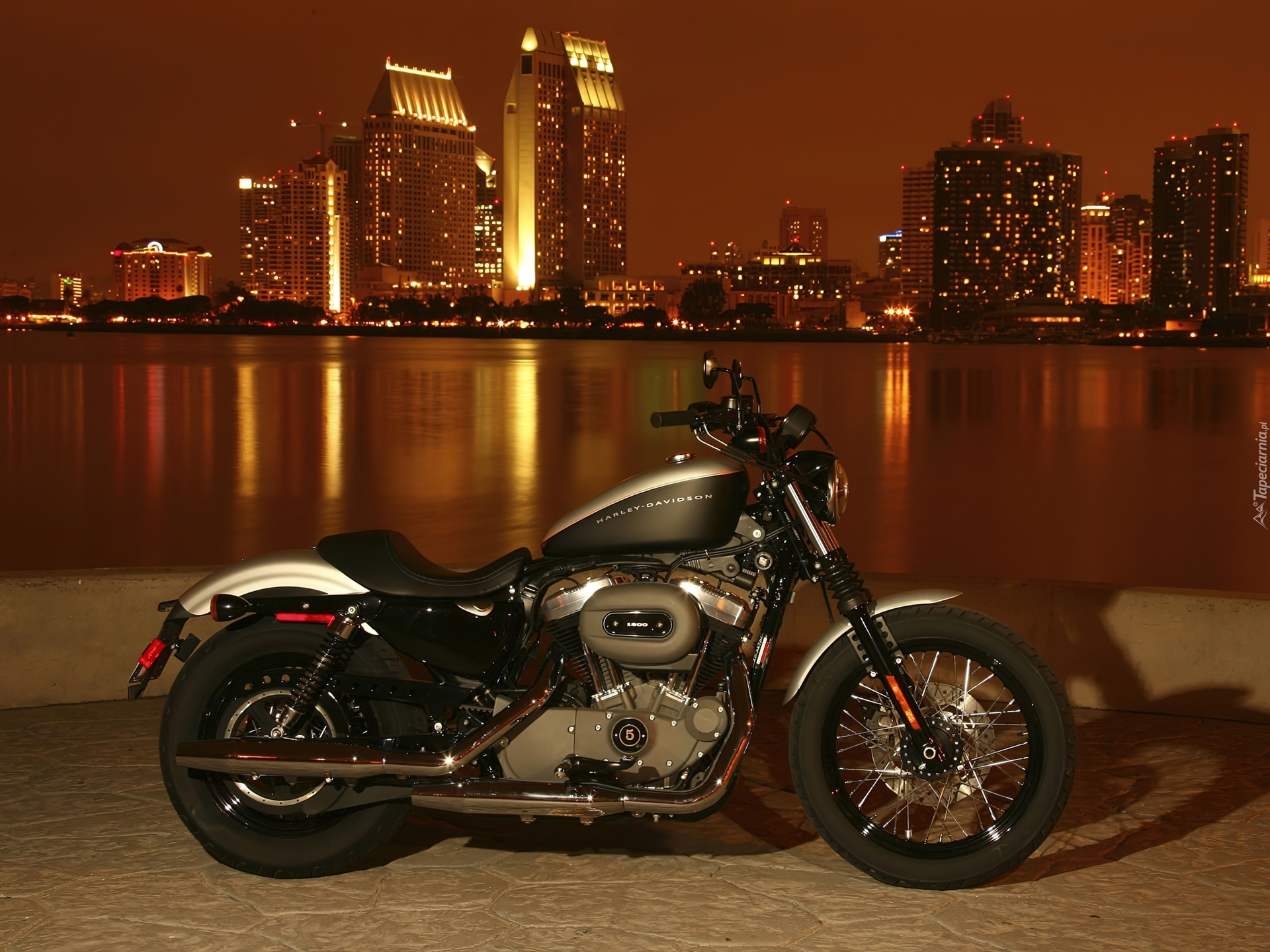 Harley-Davidson Sportster 1200N, Miasto, Noc