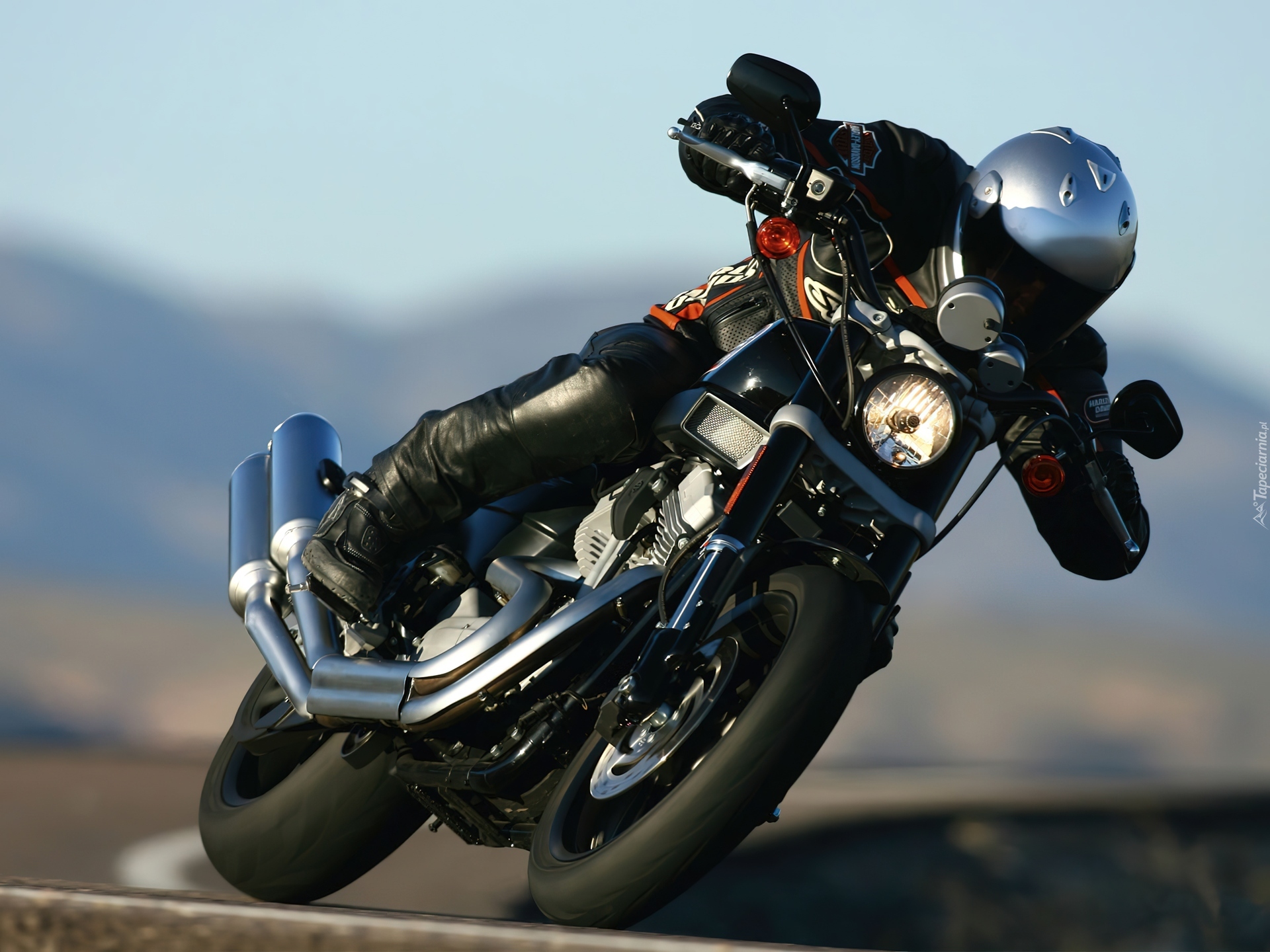 Harley Davidson XR1200, Zakręt, Pochylenie