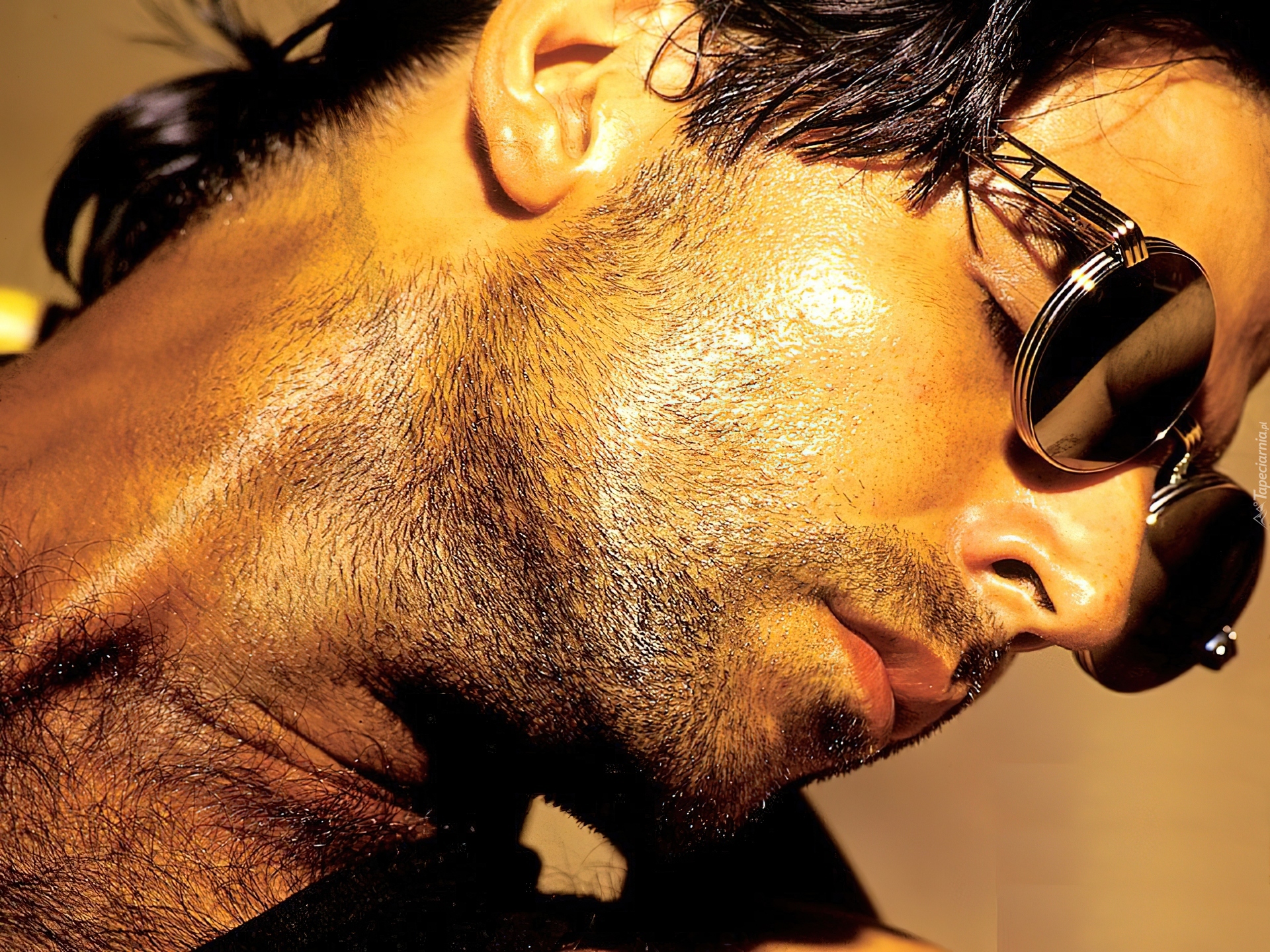 Akshay Kumar, Zarost, Okulary