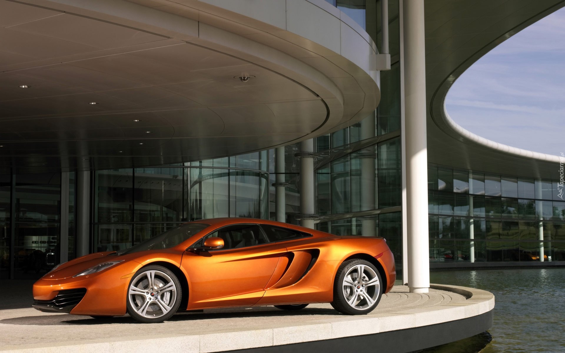 McLaren MP4-12C, Salon