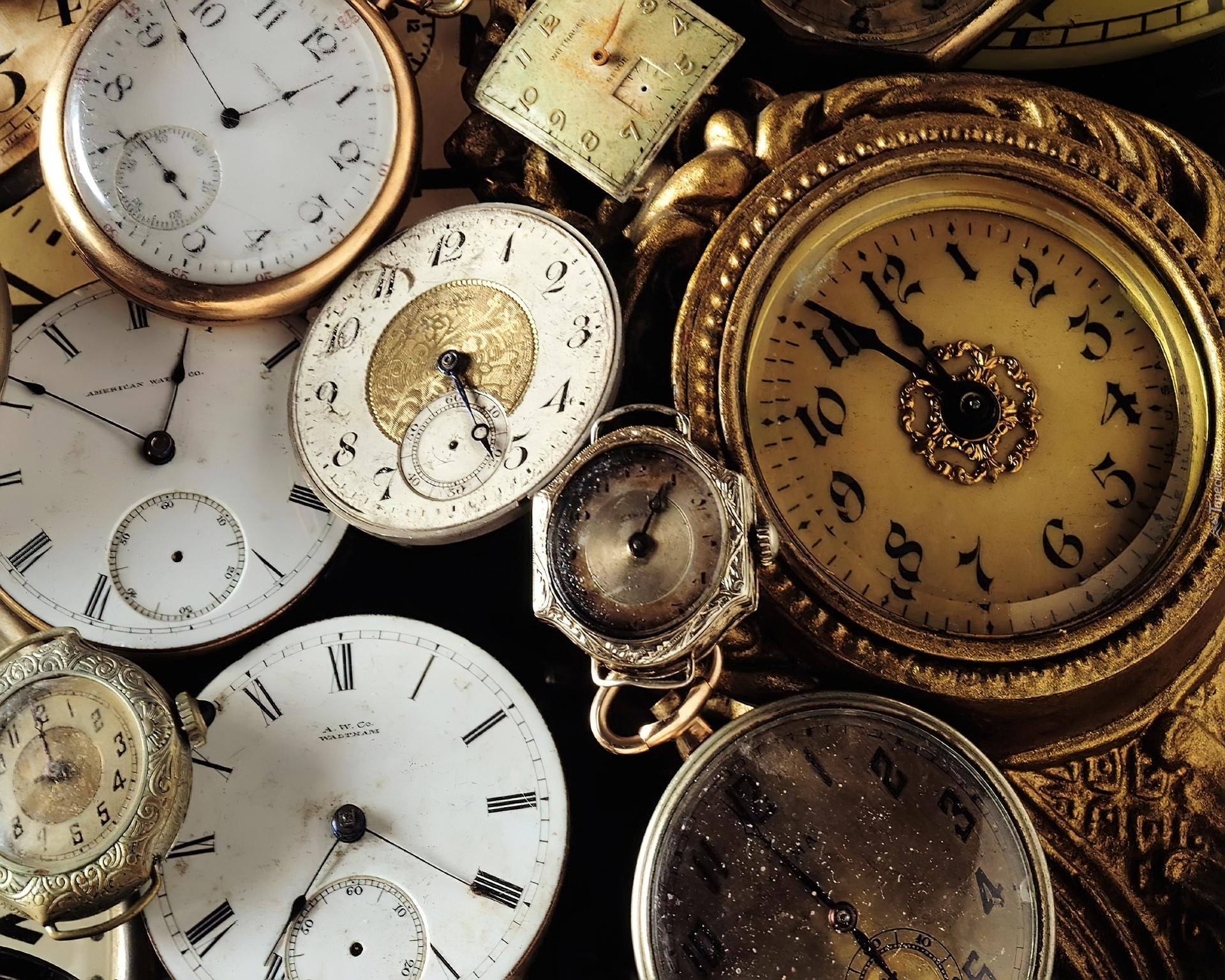 Очень много времени уходит на. Старинные часы. Антикварные часы. Красивые старинные часы. Много часов.