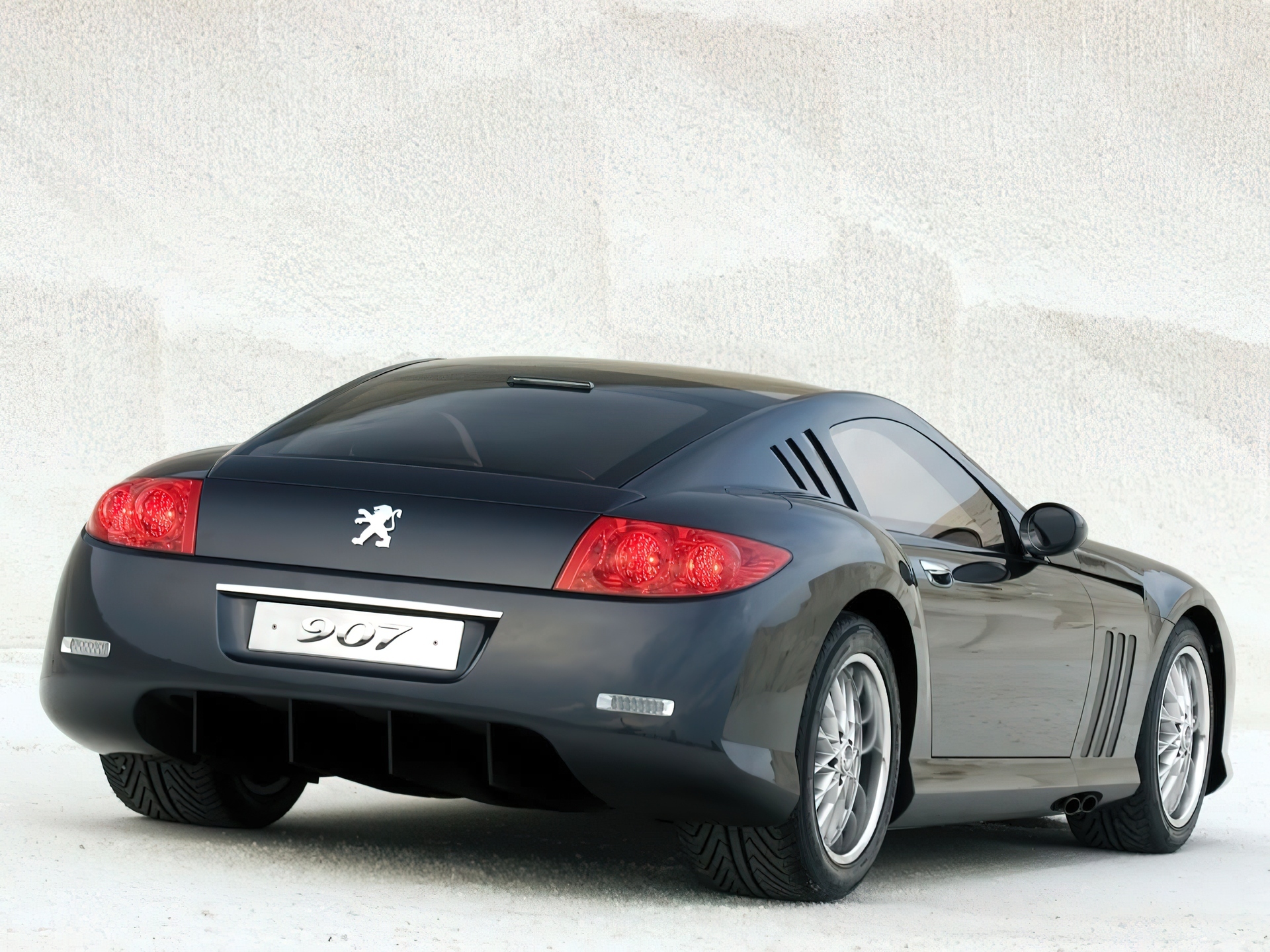 Czarny Peugeot 907