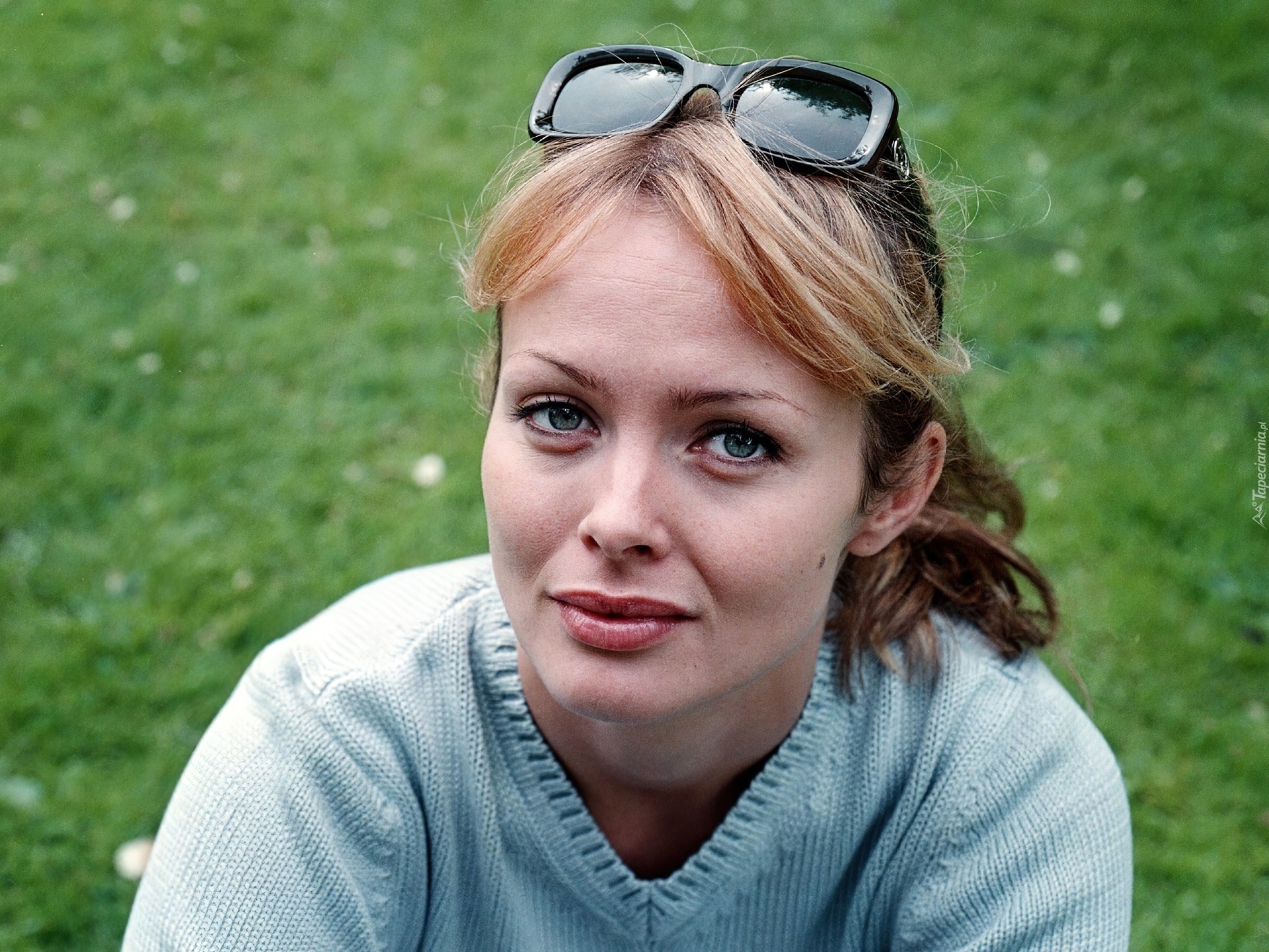 Izabella Scorupco, Niebieski, Sweter, Czarne, Okulary