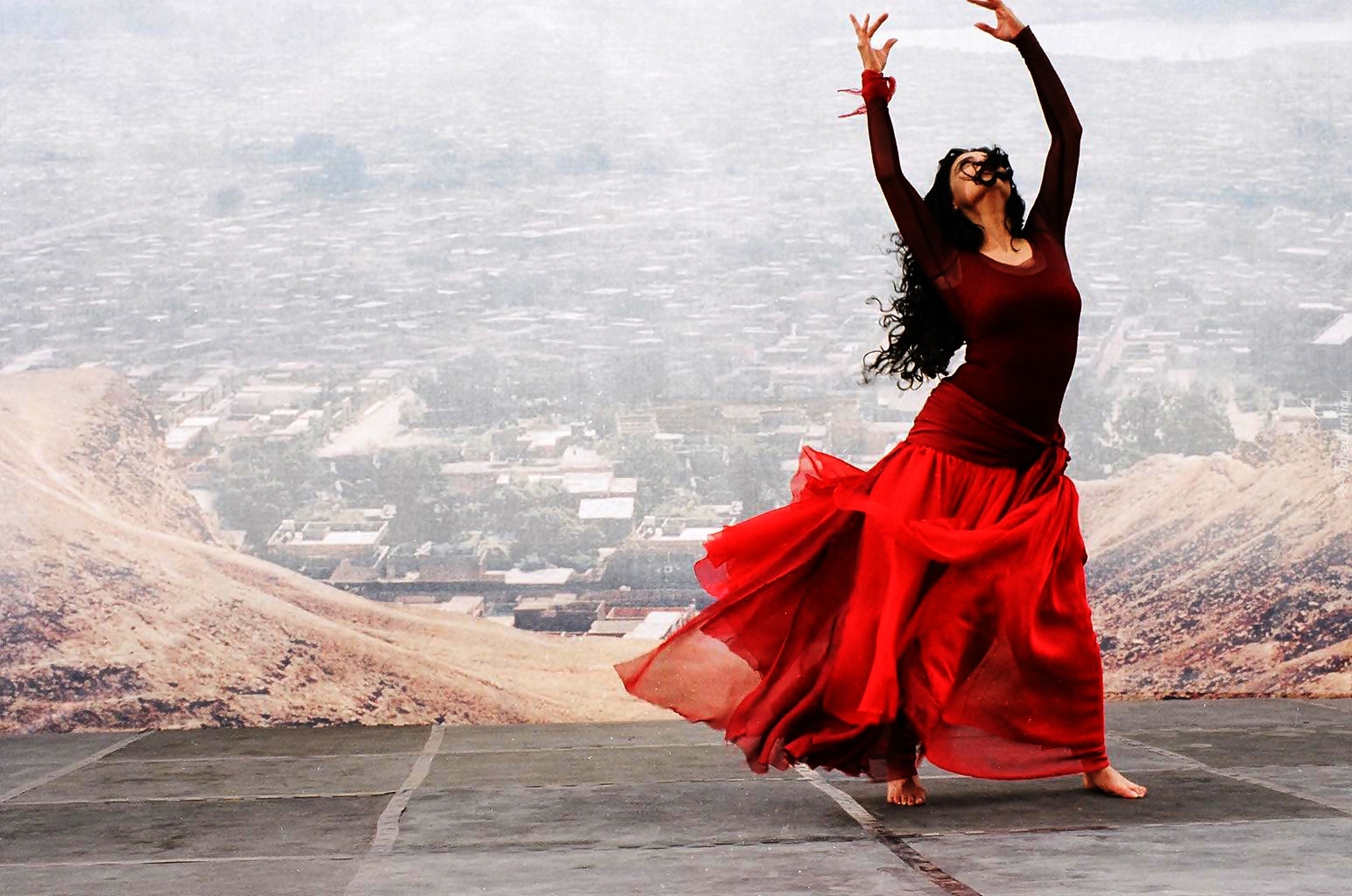 Песня летающего танца. Фламенко цыгане. Танцующая женщина. Девушка кружится. Девушка танцует в платье.