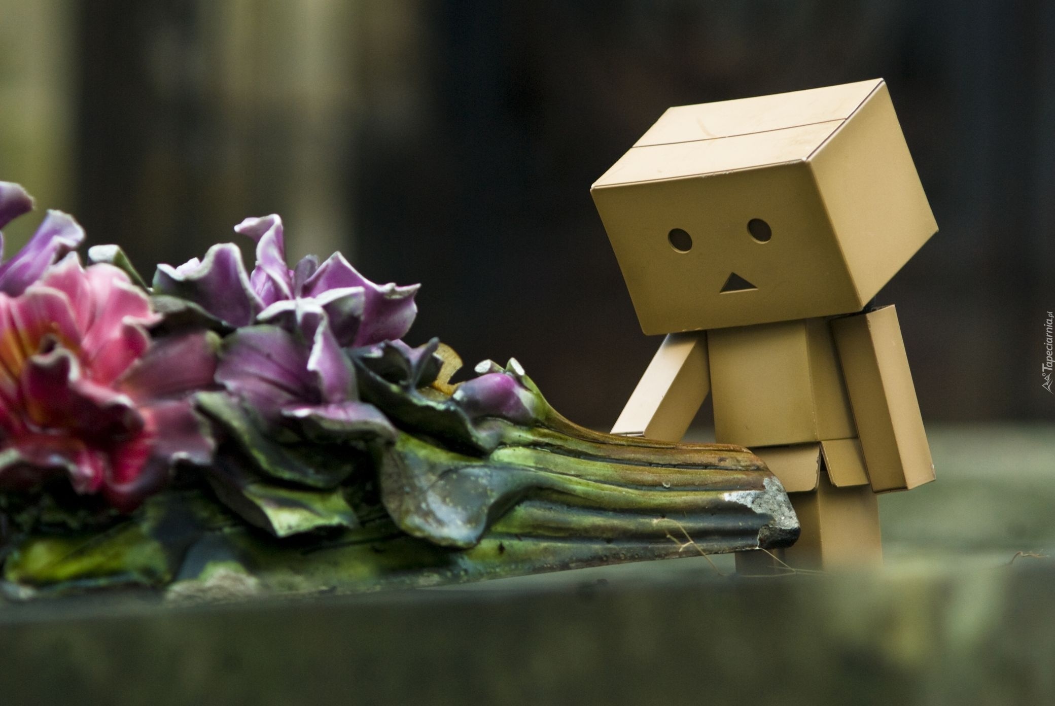 Деревянный робот с цветком без смс