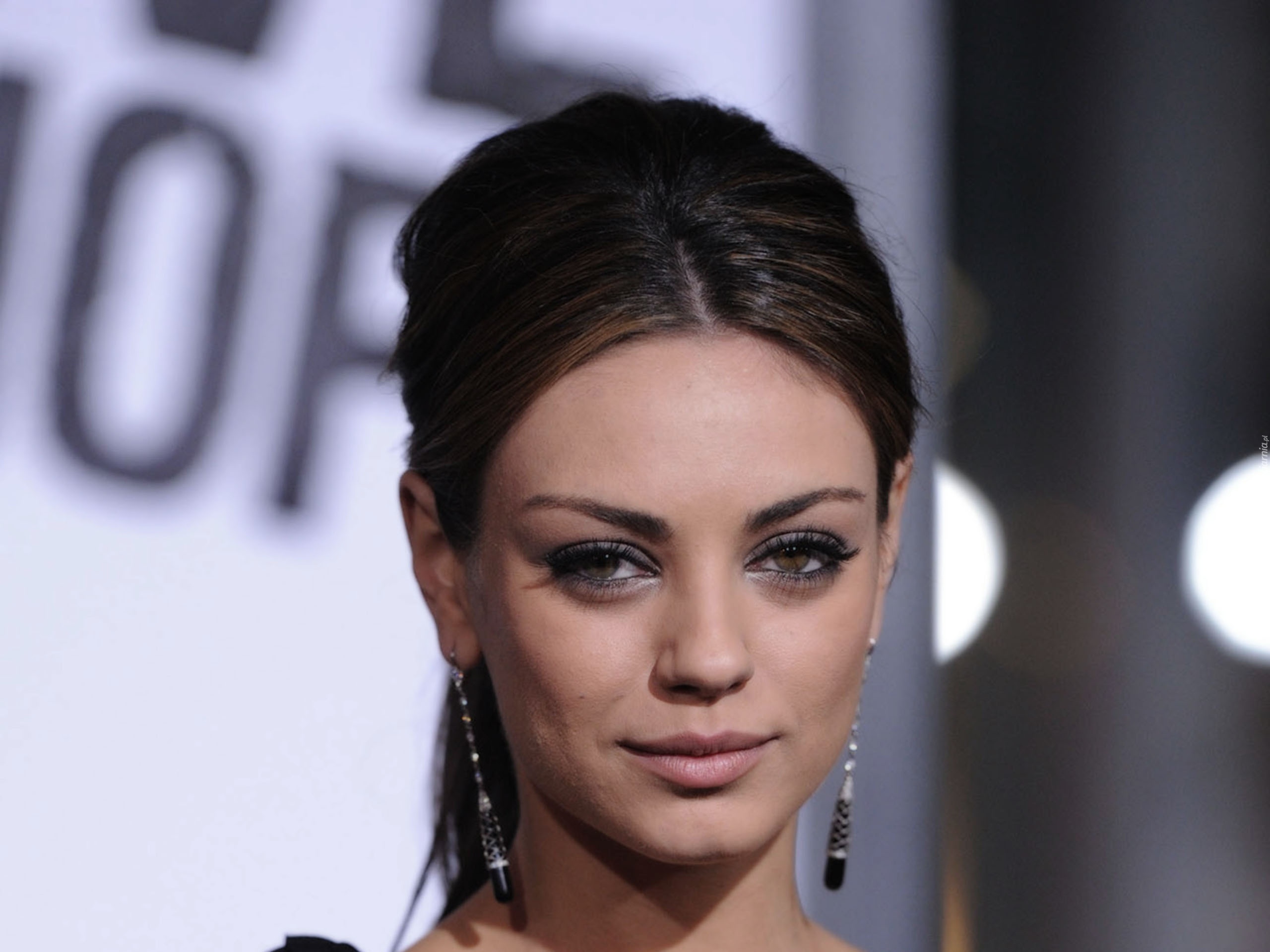 Mila Kunis, Kolczyki