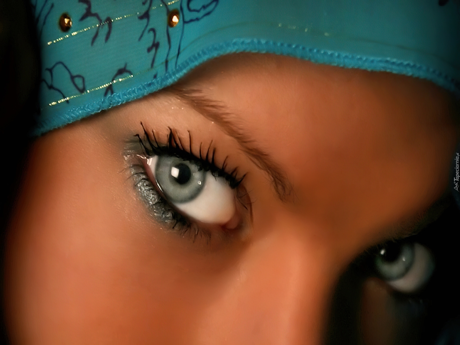 Красивые глаза в марте. Восточные глаза. Красивые глаза девушки. Восточная женщина с голубыми глазами. Голубые восточные глаза.