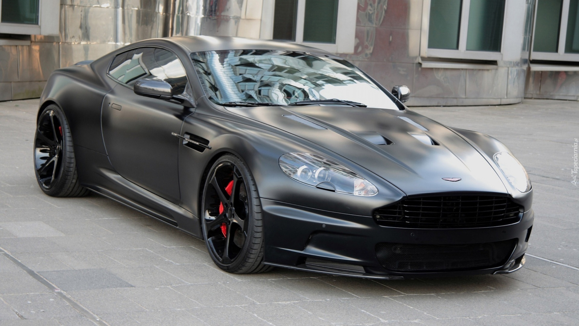 Czarny, Aston Martin, Budynek