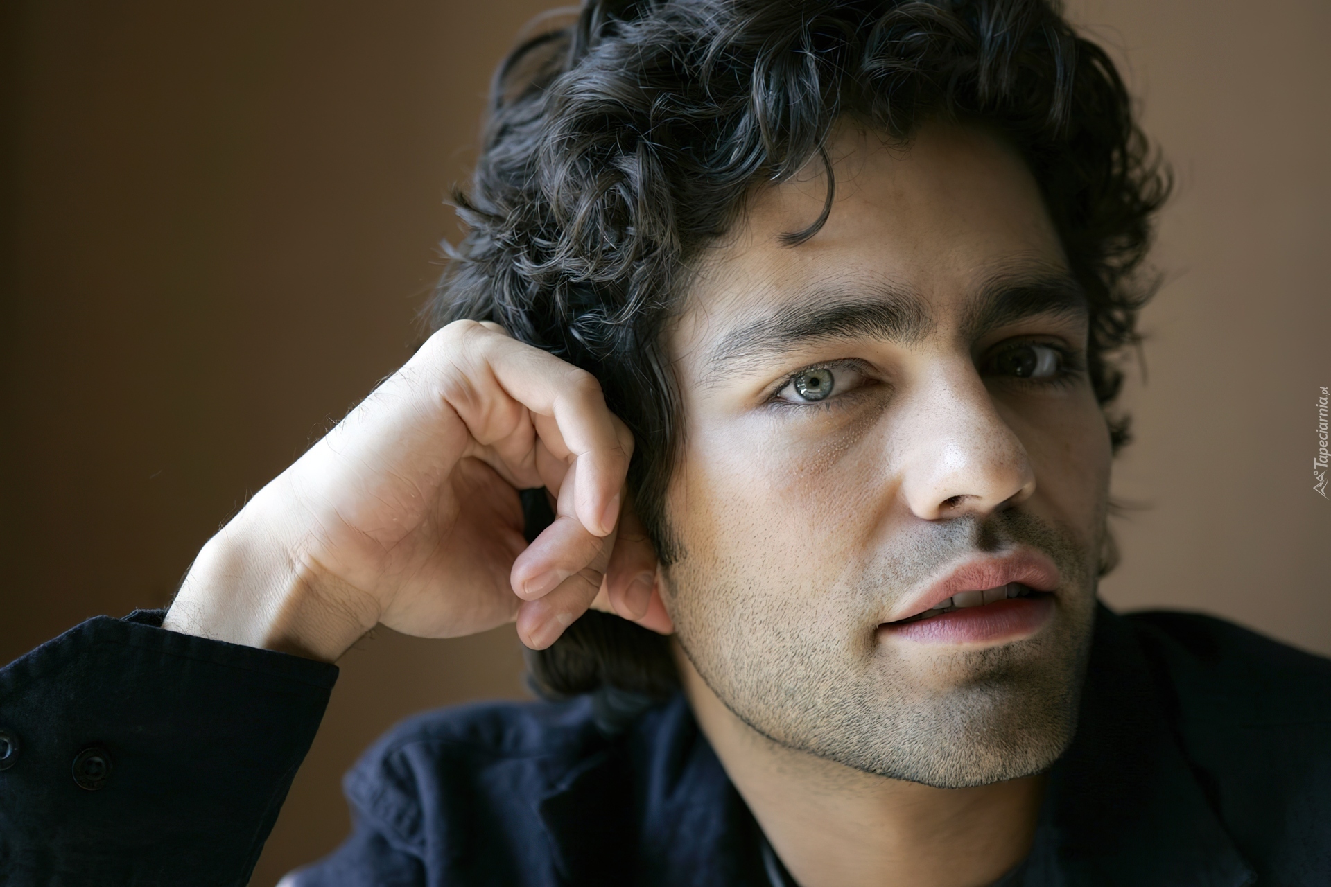 Zamyślony, Adrian Grenier