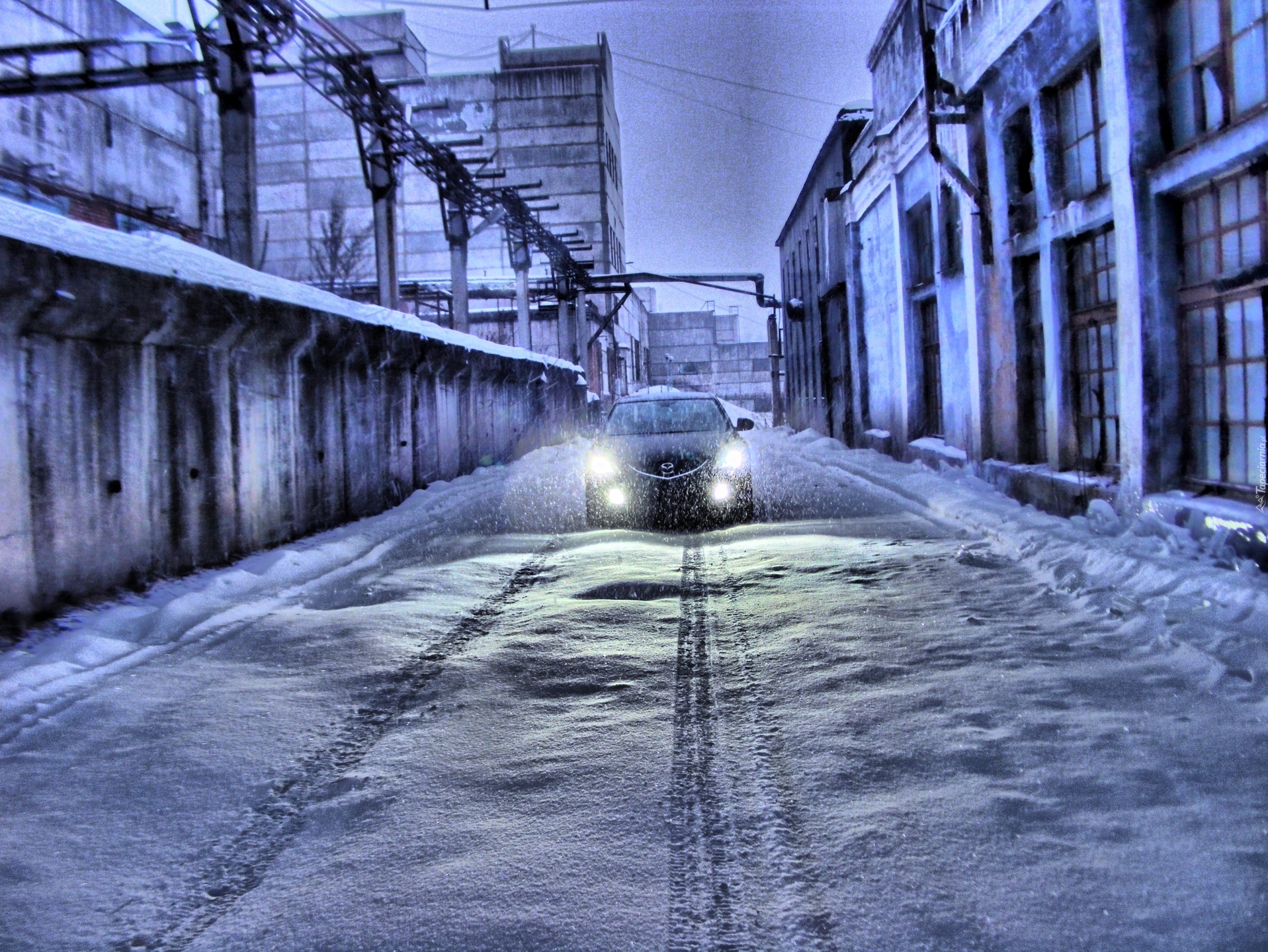 Mazda, Ośnieżona, Ulica