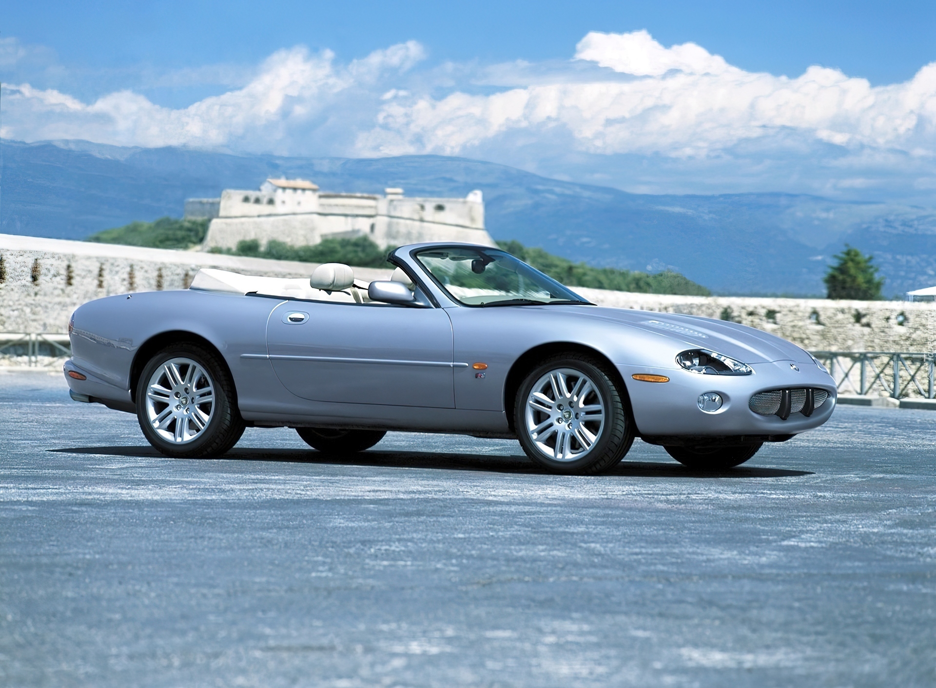 Jaguar XKR, Prawa, Strona