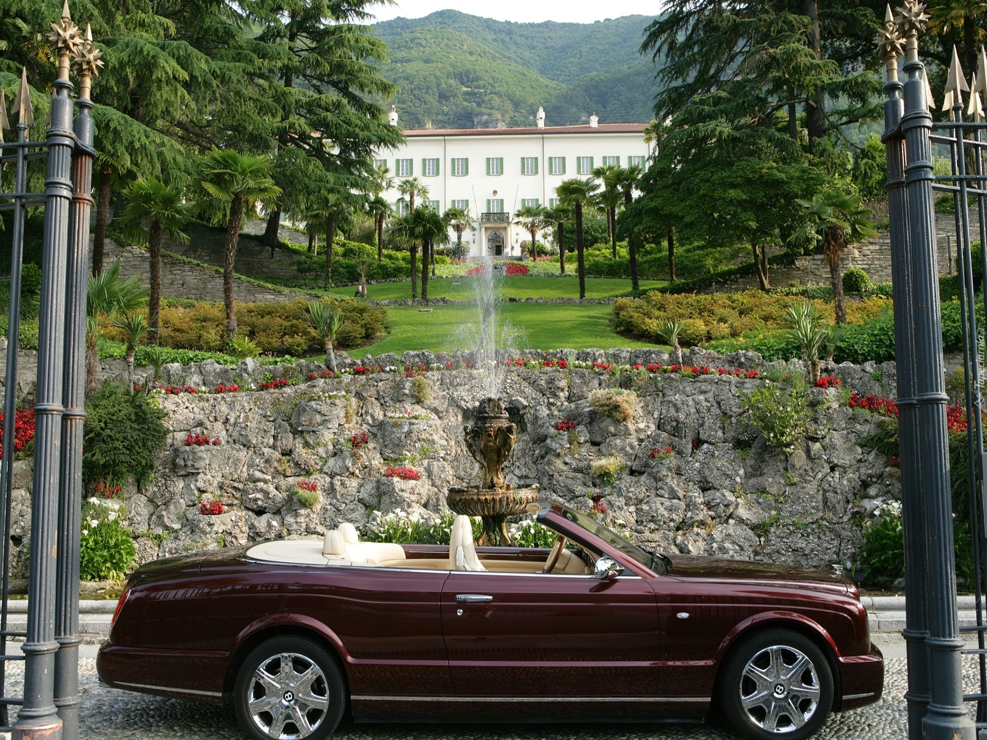 Bordowy, Bentley Azure, Fontanna