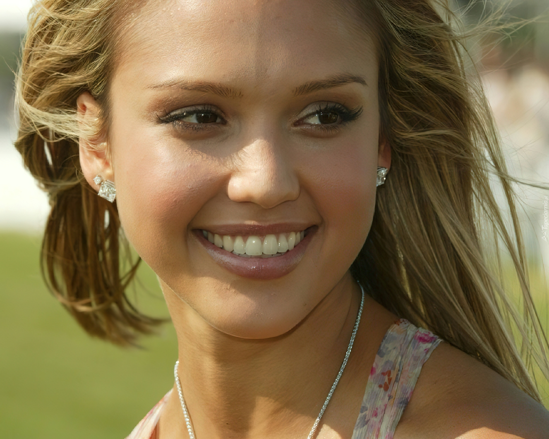 Uśmiechnięta, Jessica Alba