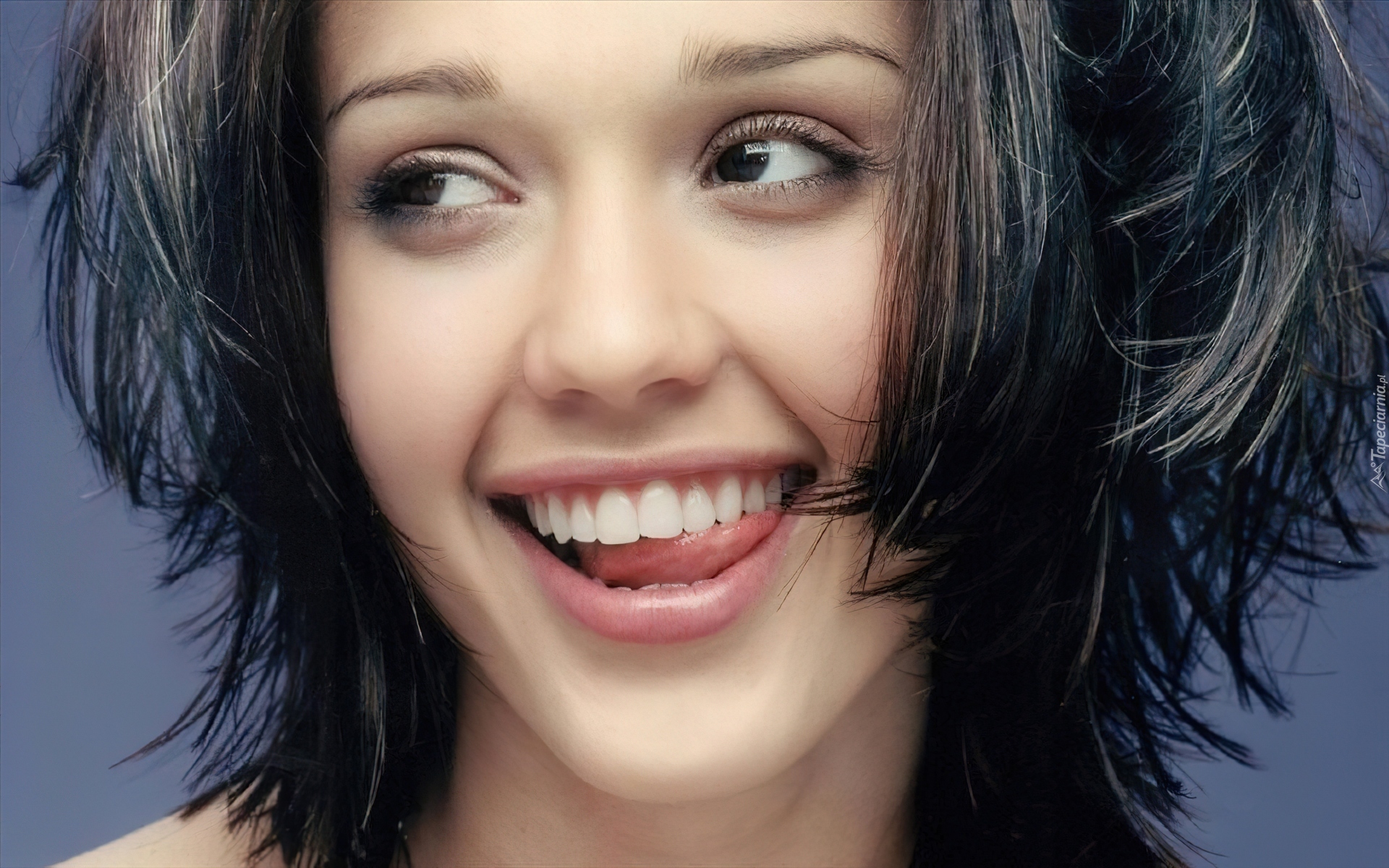 Uśmiechnięta, Jessica Alba