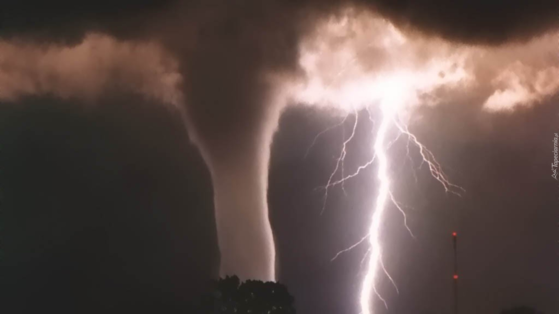 Tornado, Burza, Chmury