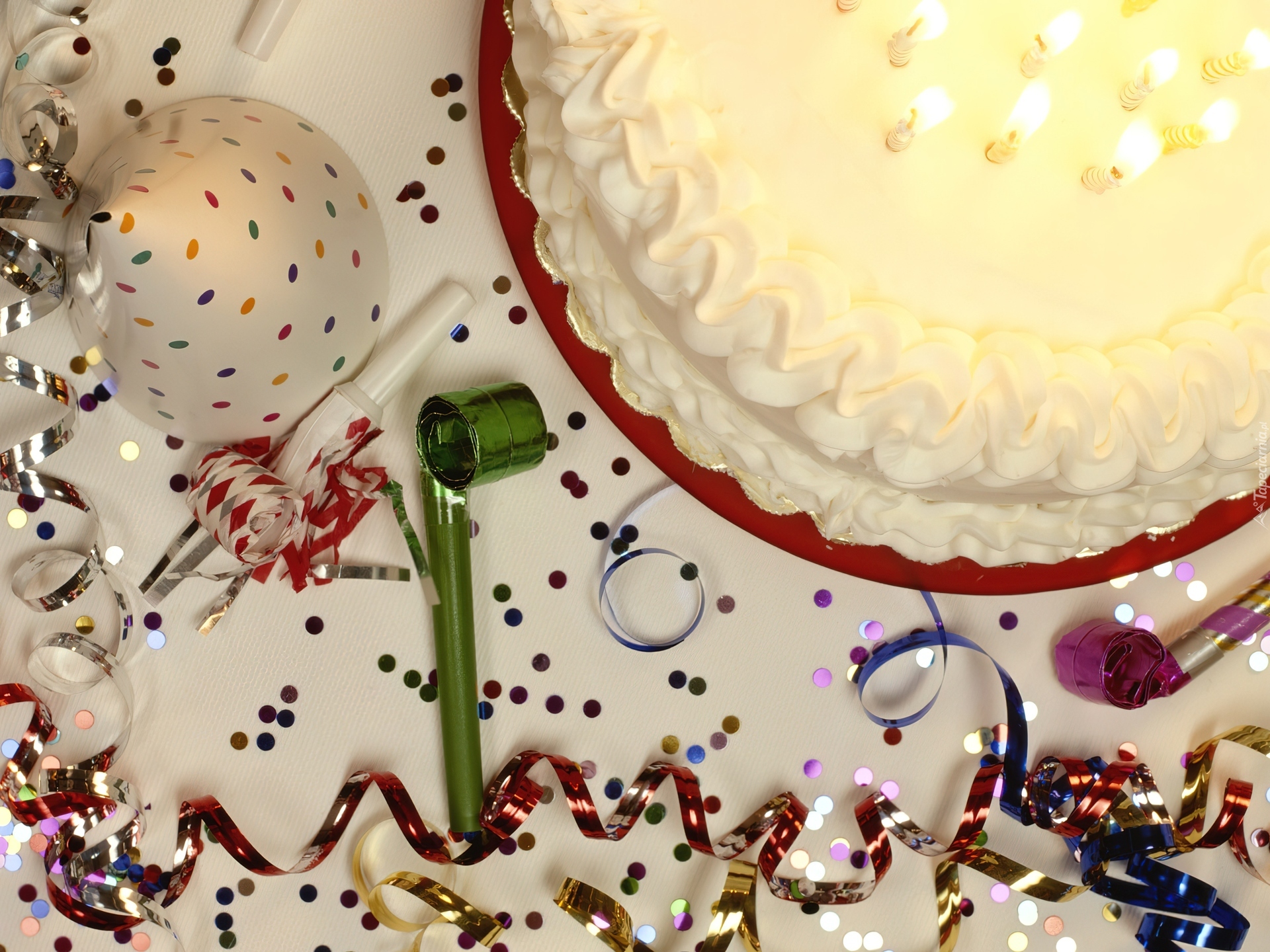 С днем рождения с тортом и шарами