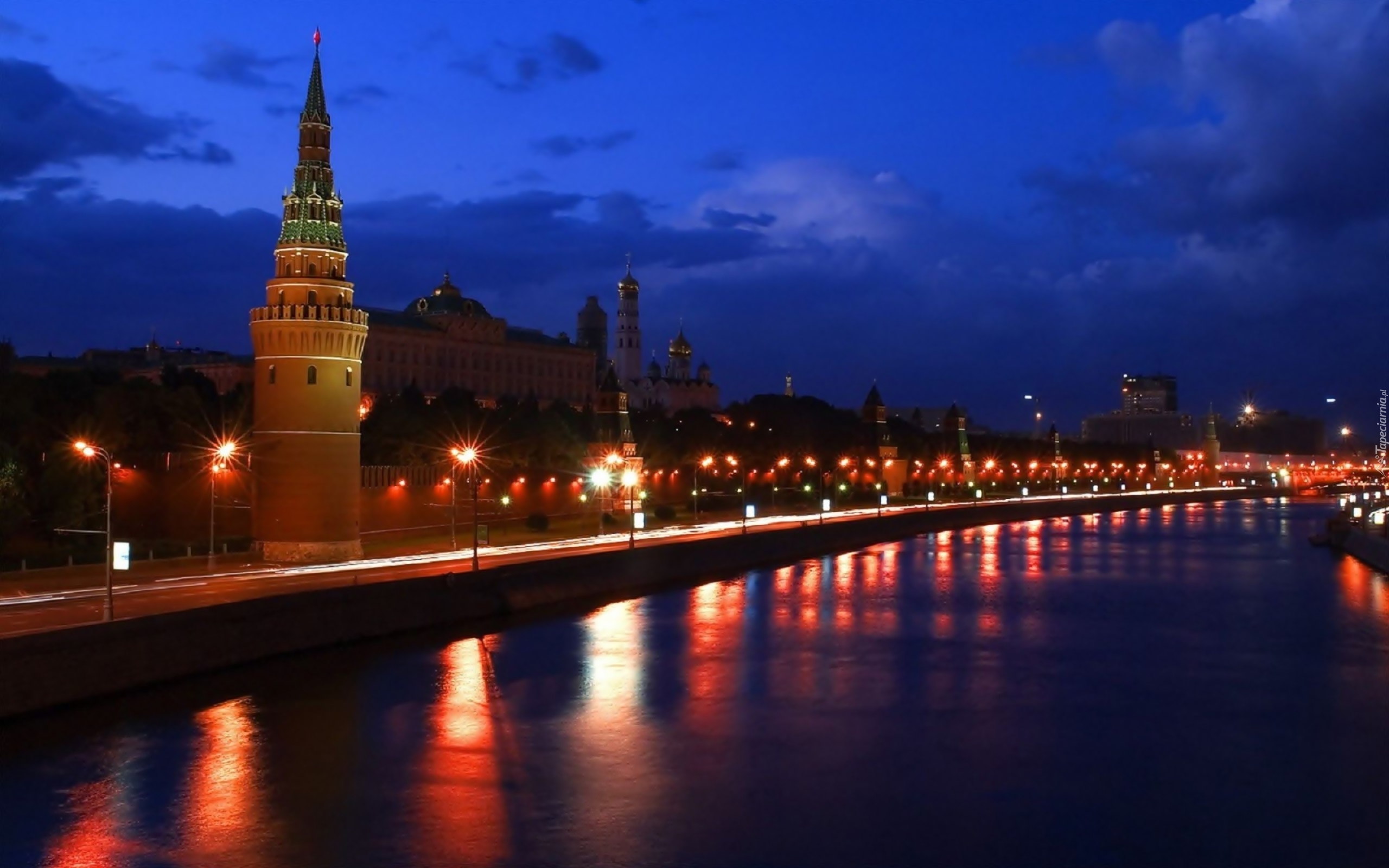 Вечер 13 04. Москва река Кремль вечер ночь. Московский Кремль и Москва река. Кремлевская набережная Москва ночью. Река Москва и Московский Кремль в ночь.