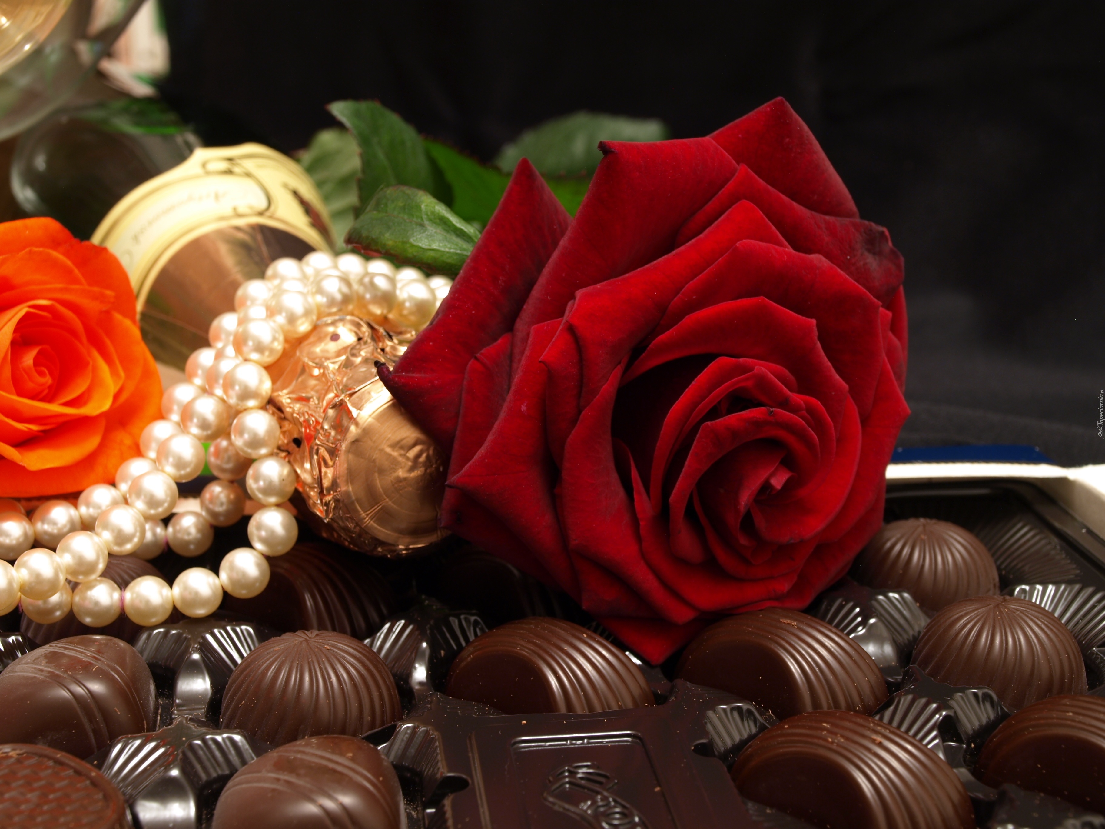 Красивые картинки в одноклассники. Цветы с конфетами. Шоколадные конфеты. Розы с конфетами. Цветы и шоколад.