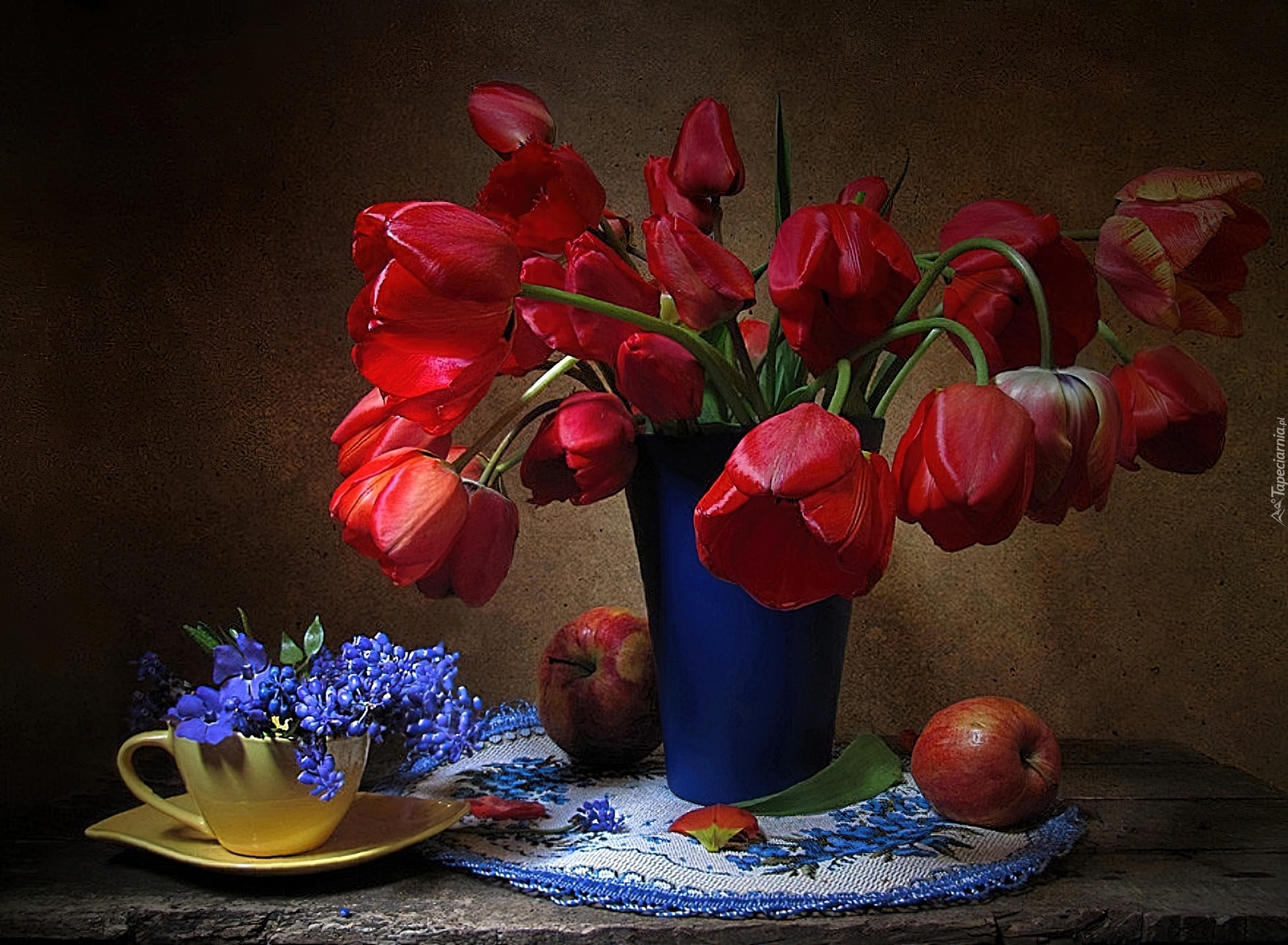 Розы и тюльпаны в одной вазе. Натюрморт. Натюрморт с цветами. Натюрморт ваза с цветами. Натюрморт - цветы в вазе.