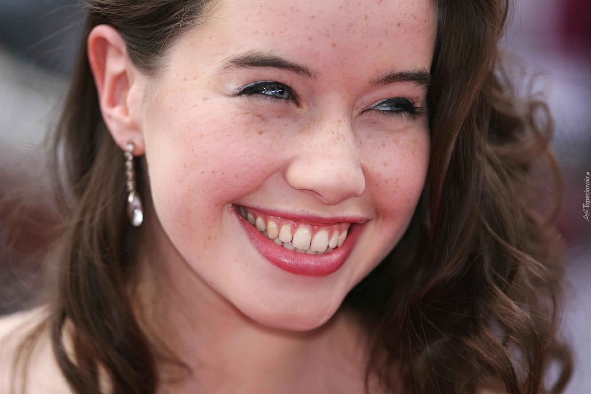 Anna Popplewell, Twarz, Uśmiech, Kolczyk 

