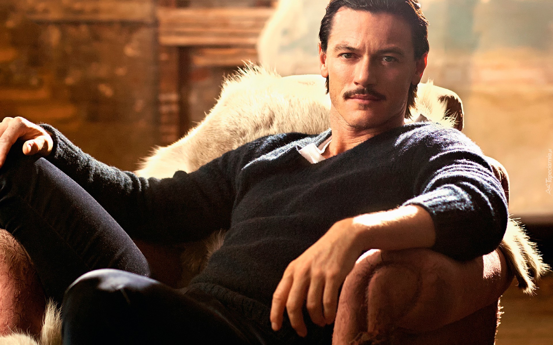 Luke Evans, Brunet, Wąsy, Fotel