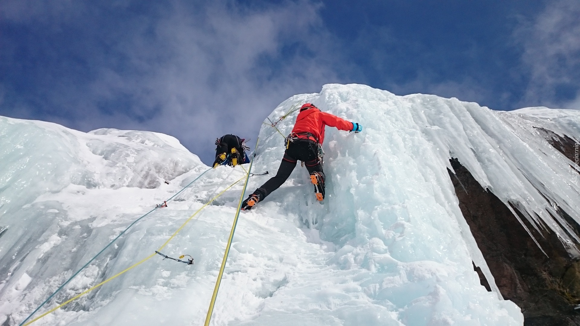 alpini-ci-podczas-wspinaczki-na-lodospadzie