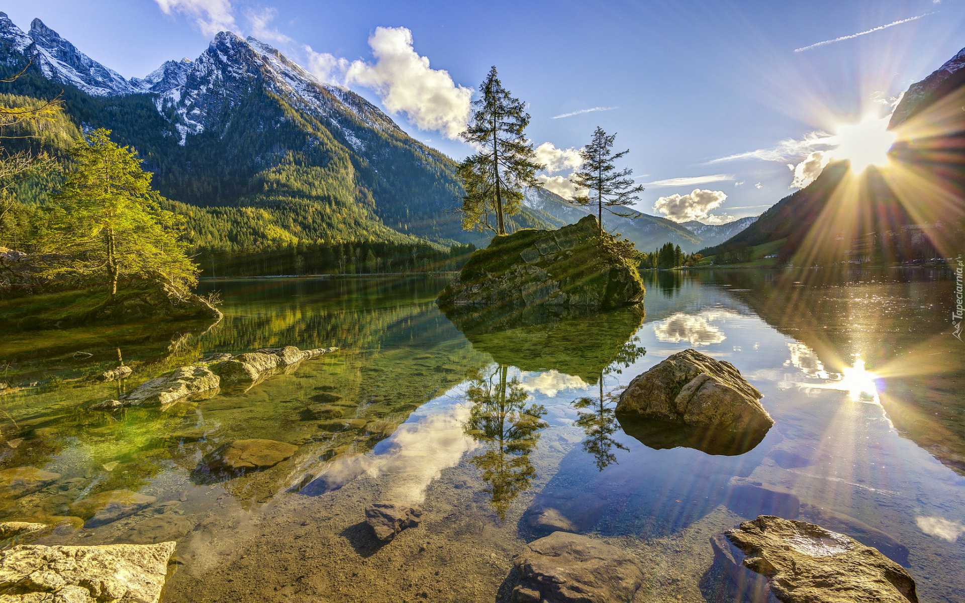 Niemcy, Bawaria, Góry, Alpy Bawarskie, Jezioro, Hintersee Lake, Wysepka, Kamienie, Lasy, Drzewa, Promienie słoneczne