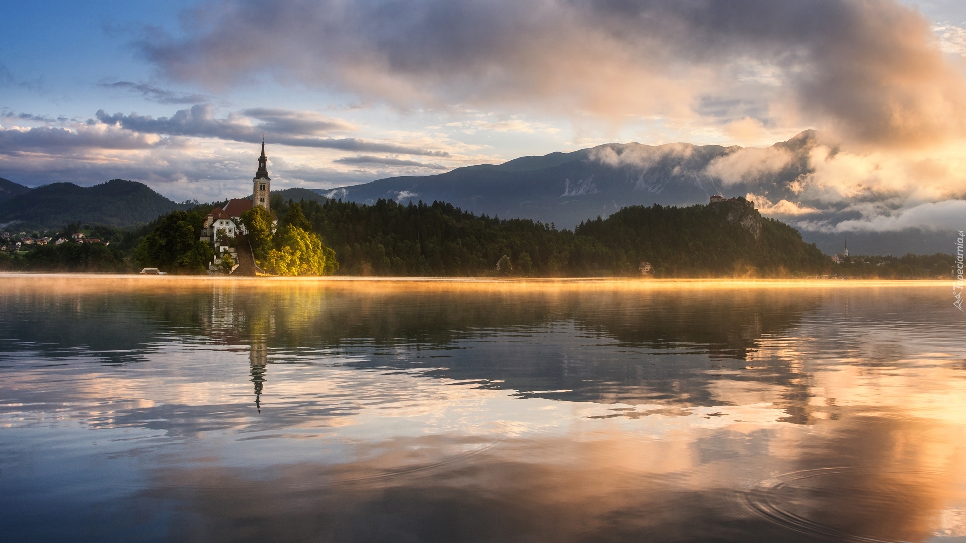 Słowenia, Kościół, Wyspa Blejski Otok, Góry Alpy Julijskie, Jezioro Bled, Las, Wschód słońca, Mgła, Chmury, Drzewa