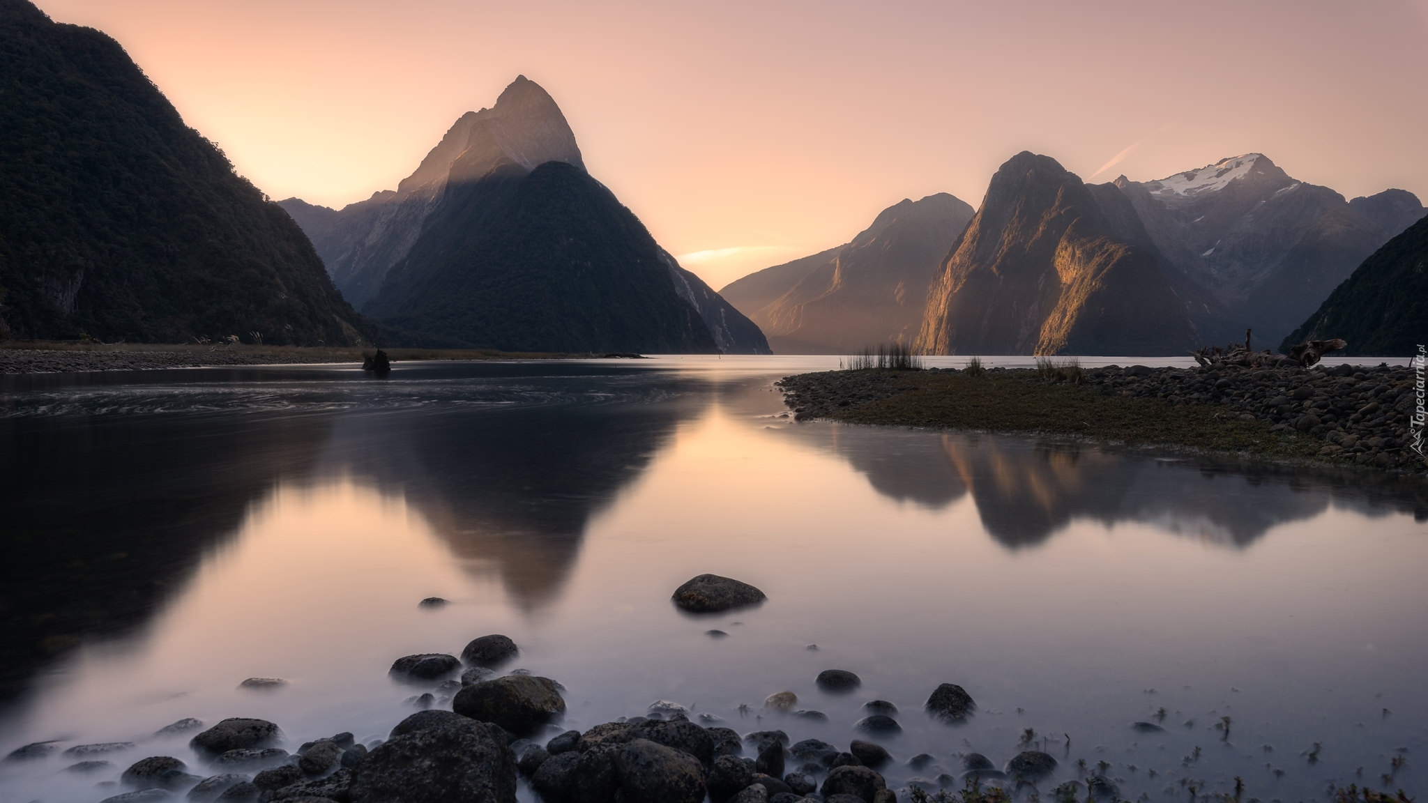 Wschód słońca, Zatoka Milforda, Fiord Milford, Góry, Alpy Południowe, Góra Mitre Peak, Odbicie, Park Narodowy Fiordland, Wyspa Południowa, Nowa Zelandia