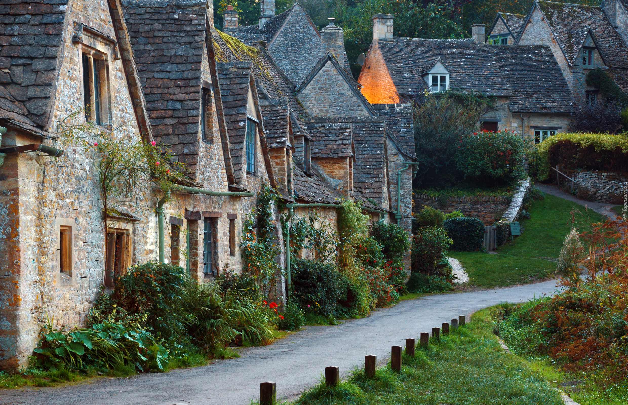 Domy, Droga, Wieś Bibury, Hrabstwo Gloucestershire, Anglia