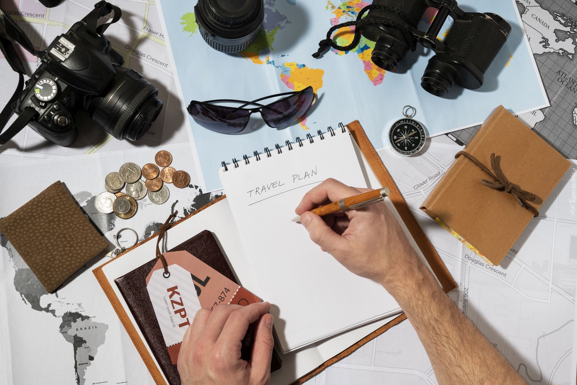 Wakacje, Aparat fotograficzny, Mapa, Lornetka, Pieniądze, Notatnik, Ręce, Długopis, Kompas, Okulary, Kompozycja