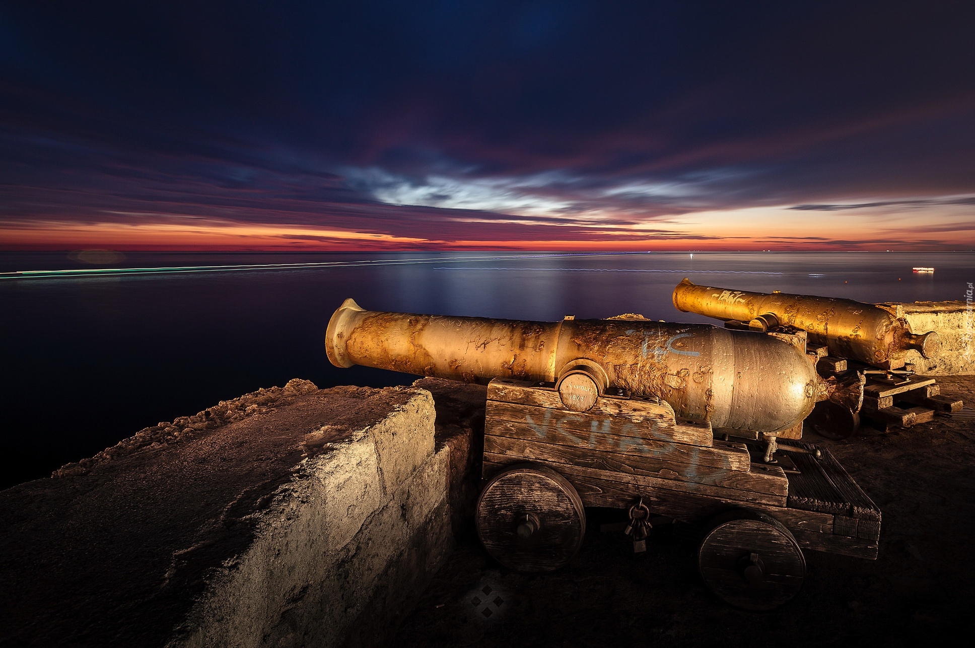 Włochy, Region Apulia, Miejscowość Monopoli, Morze Śródziemne, Fort, Zamek, Castello di Monopoli, Bastione Santa Maria, Mury obronne, Armaty