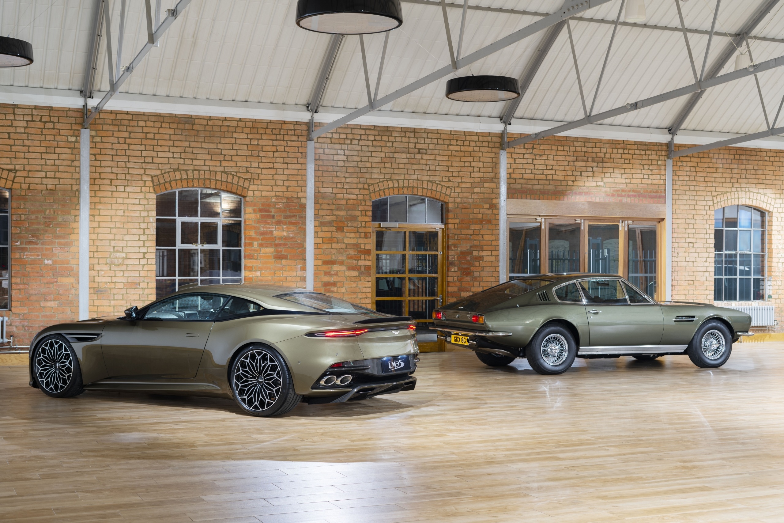 Dwa, Samochody, Aston Martin DBS Superleggera 2019, Aston Martin DBS 1969